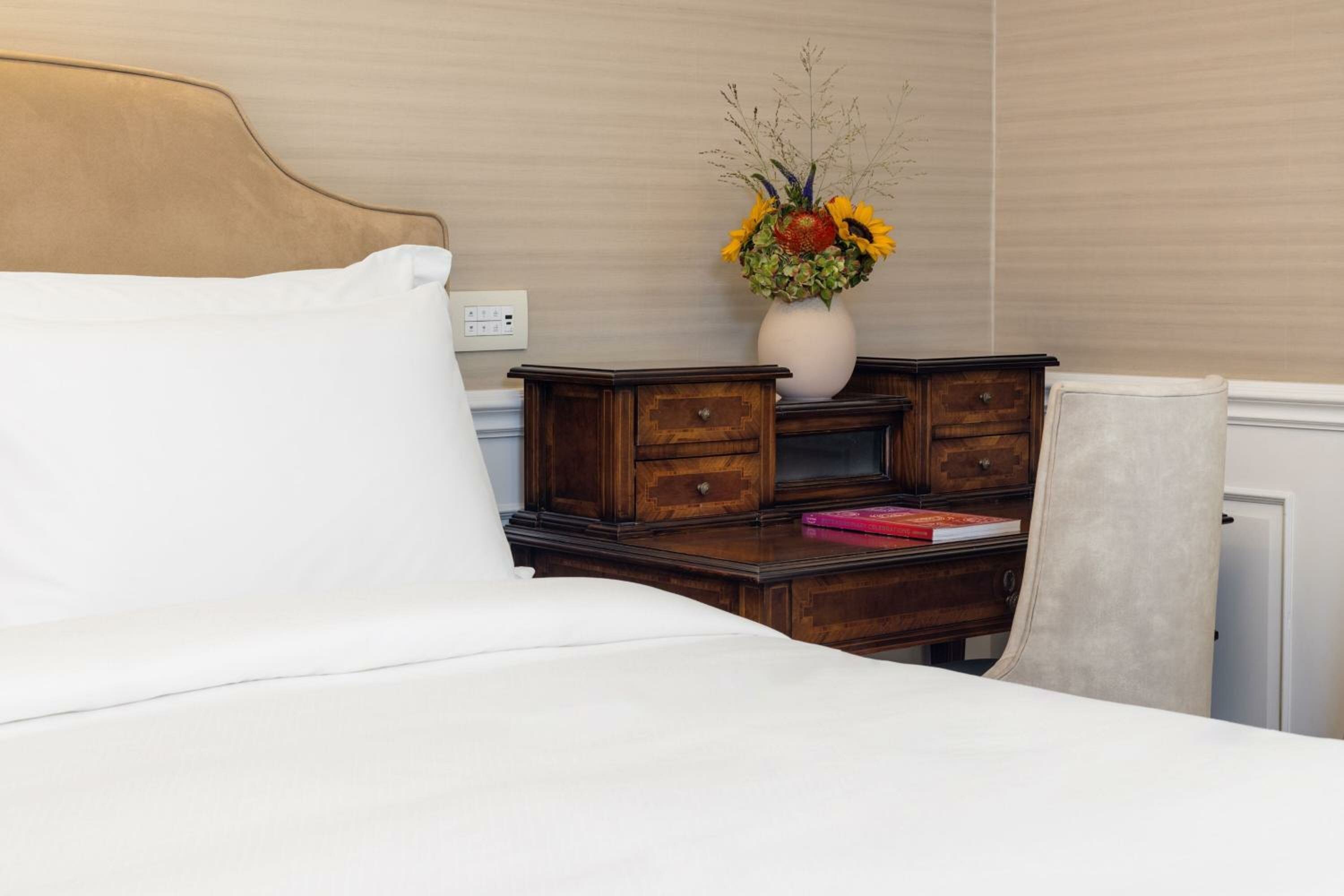 Junior Suite 1 Bedroom Suite, 1 King, Courtyard view