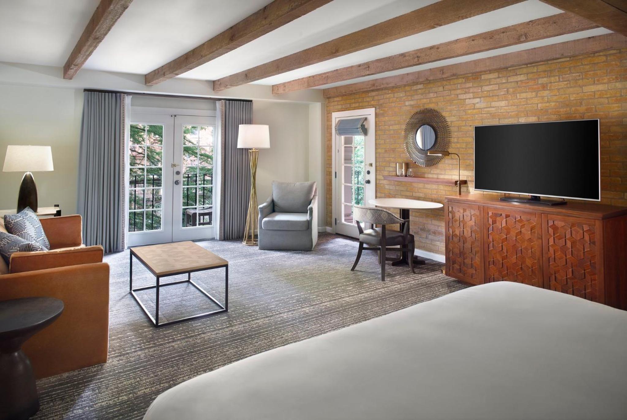 Premier Ambassador Rm 1 King with Private Balcony