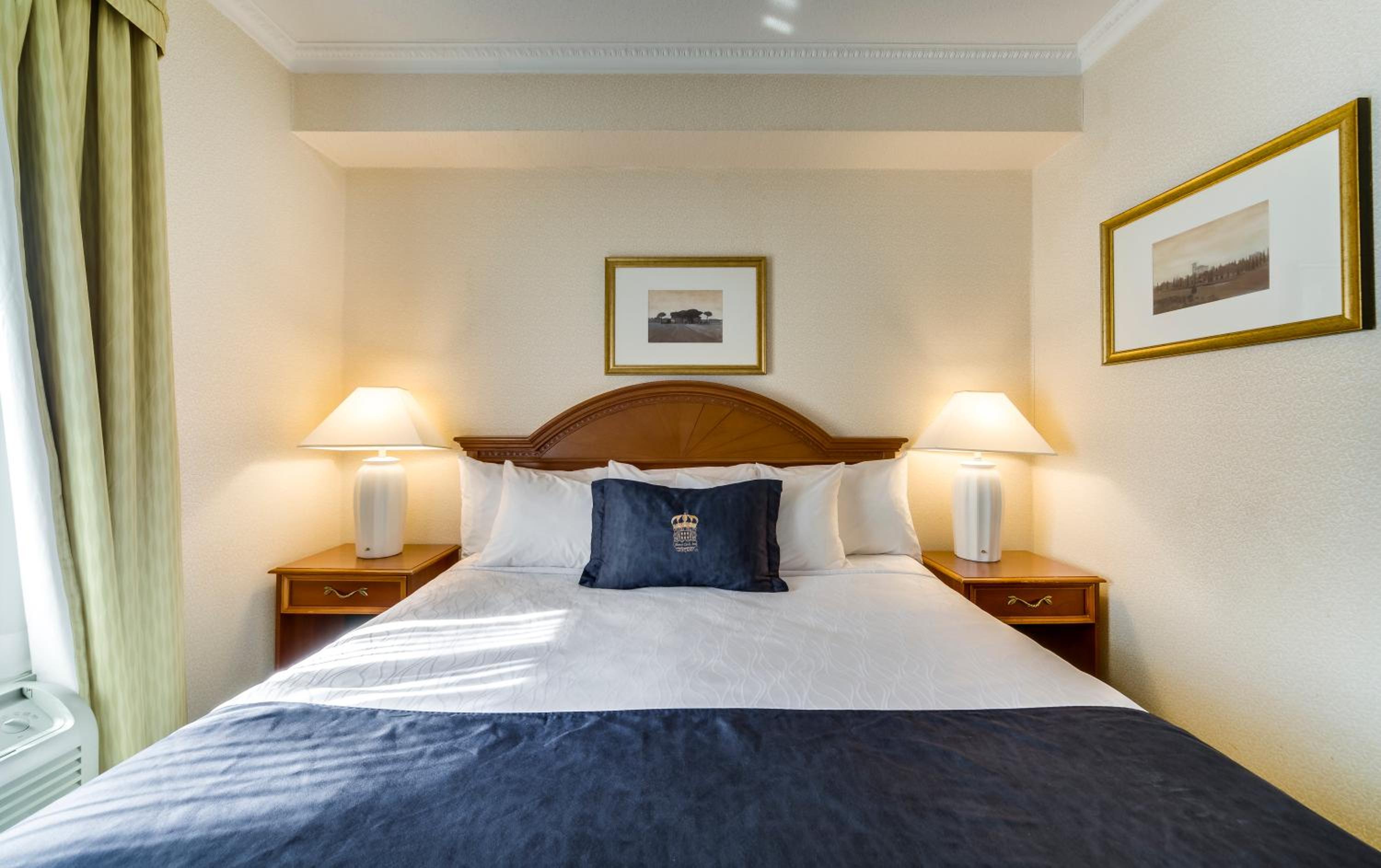 Standard room with 1 king bed