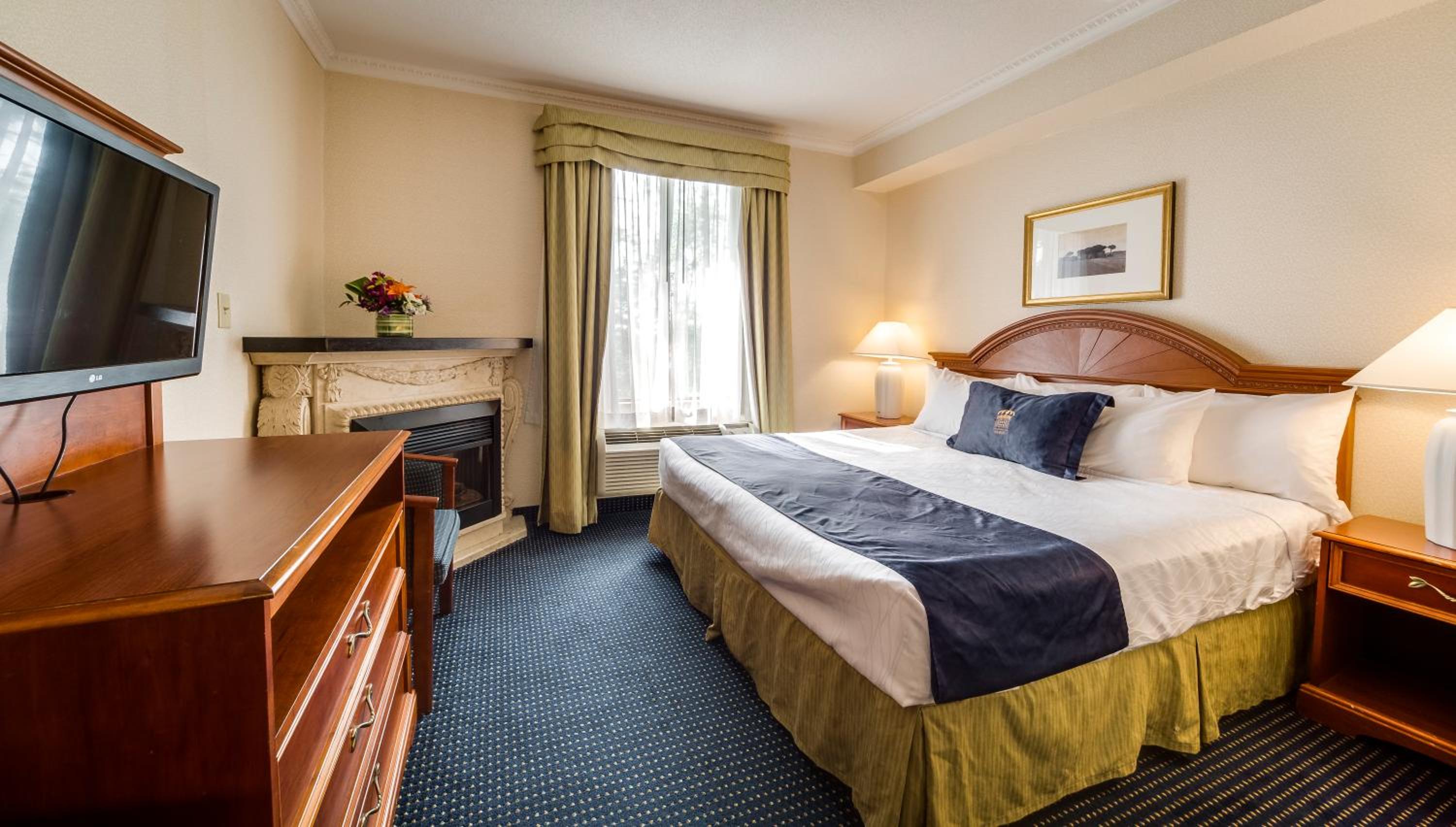 Standard room with 1 king bed