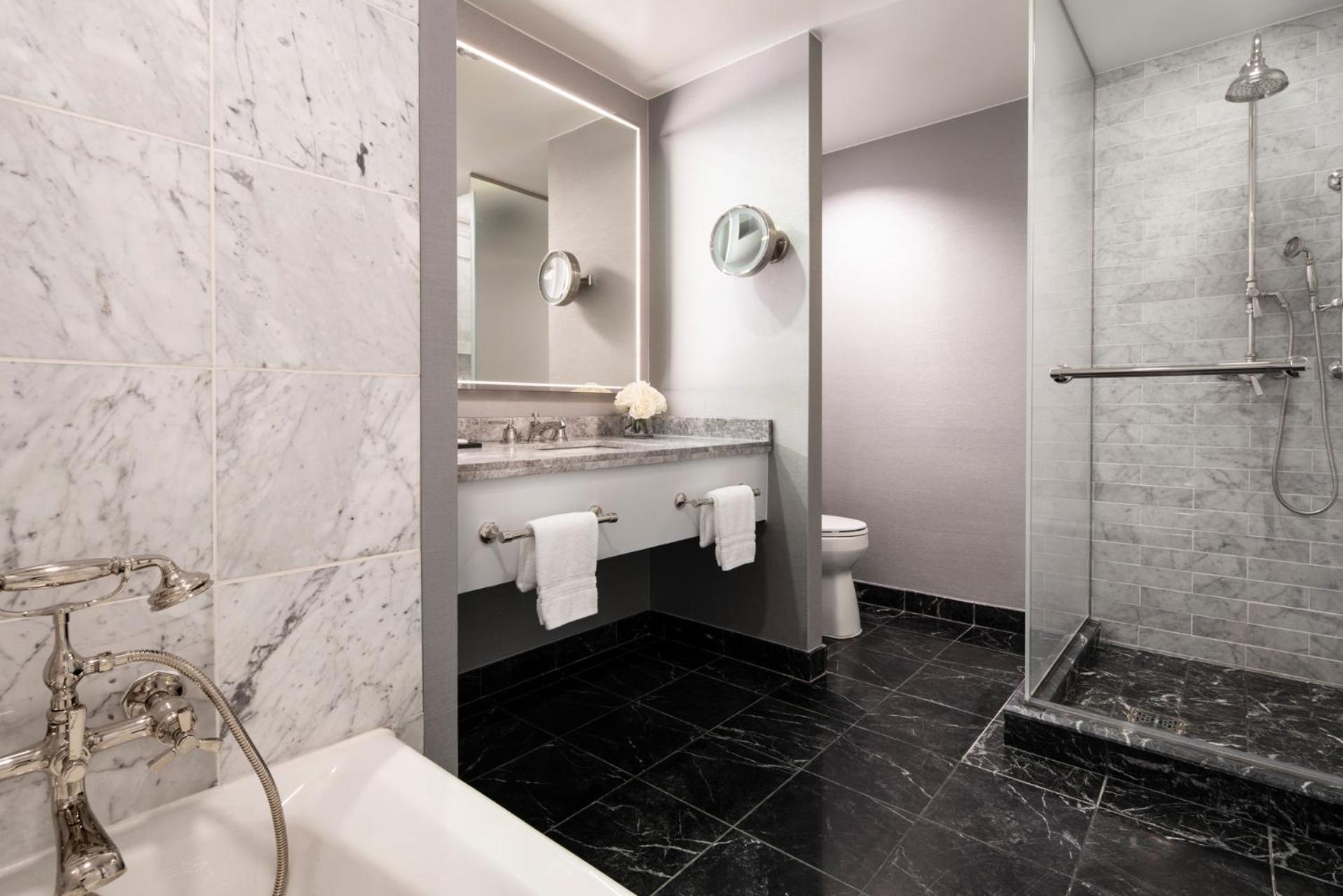 Premier King Room with City View