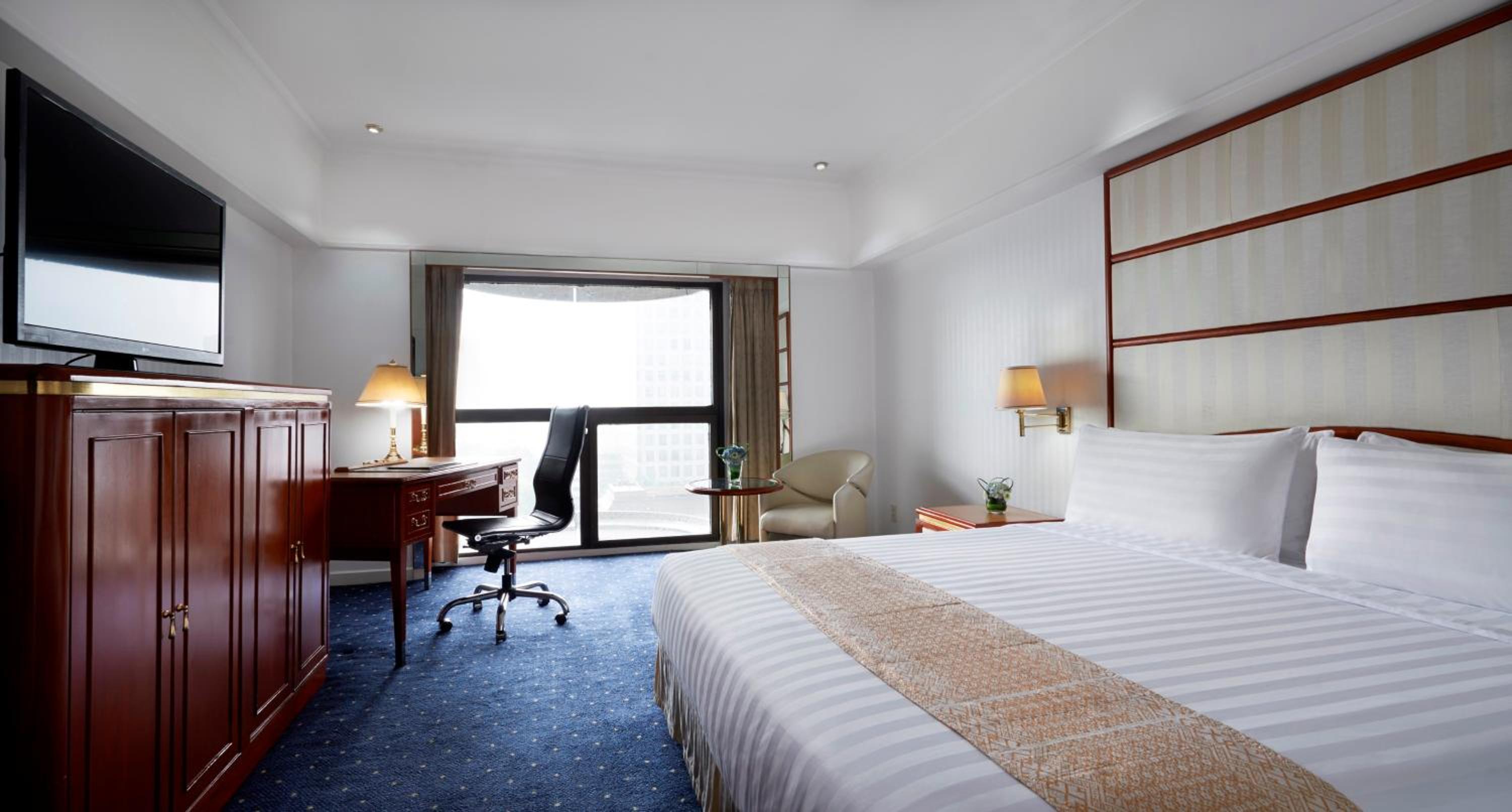 Deluxe King Room With City View