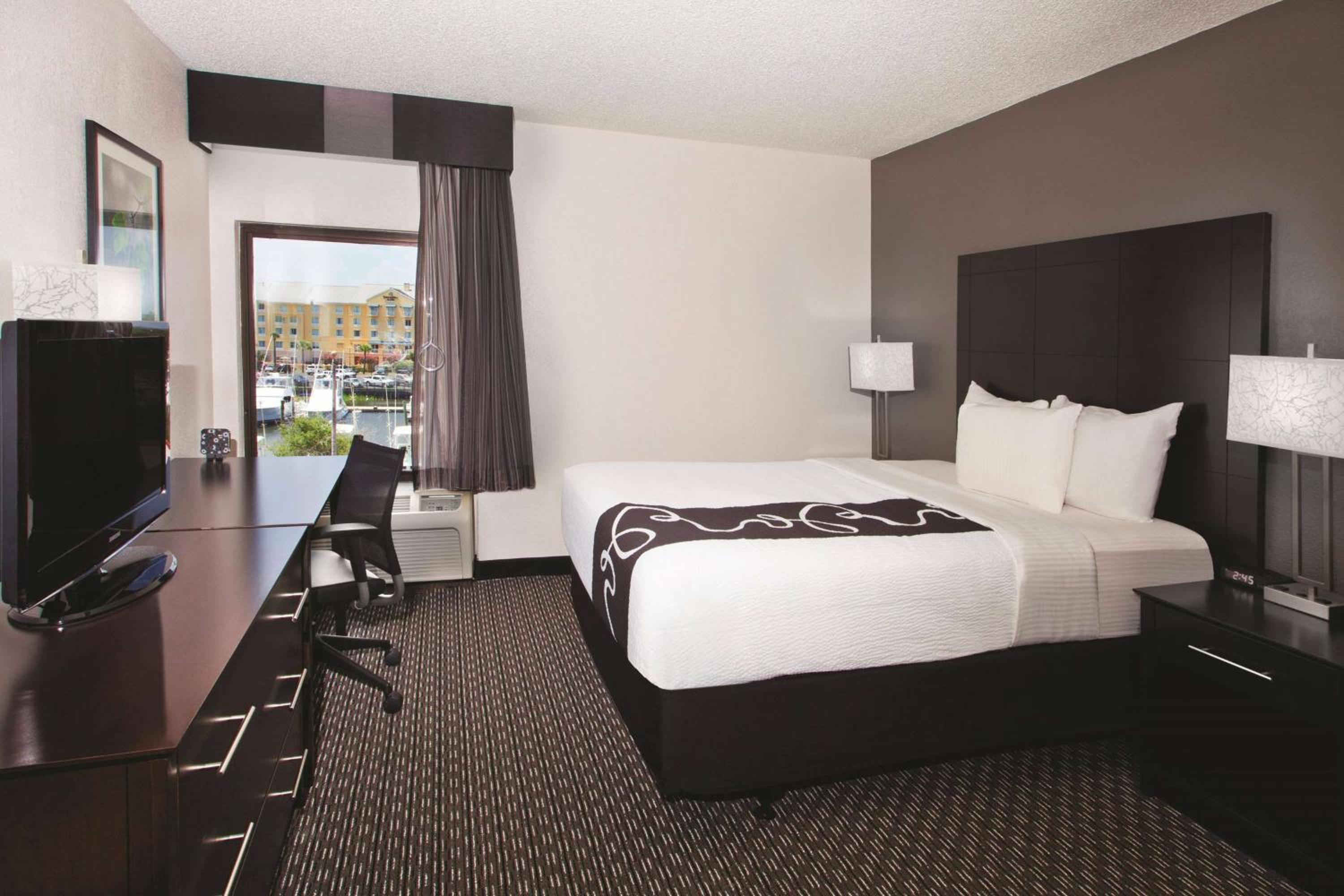 1 Queen Bed, Exterior Room, Non-Smoking