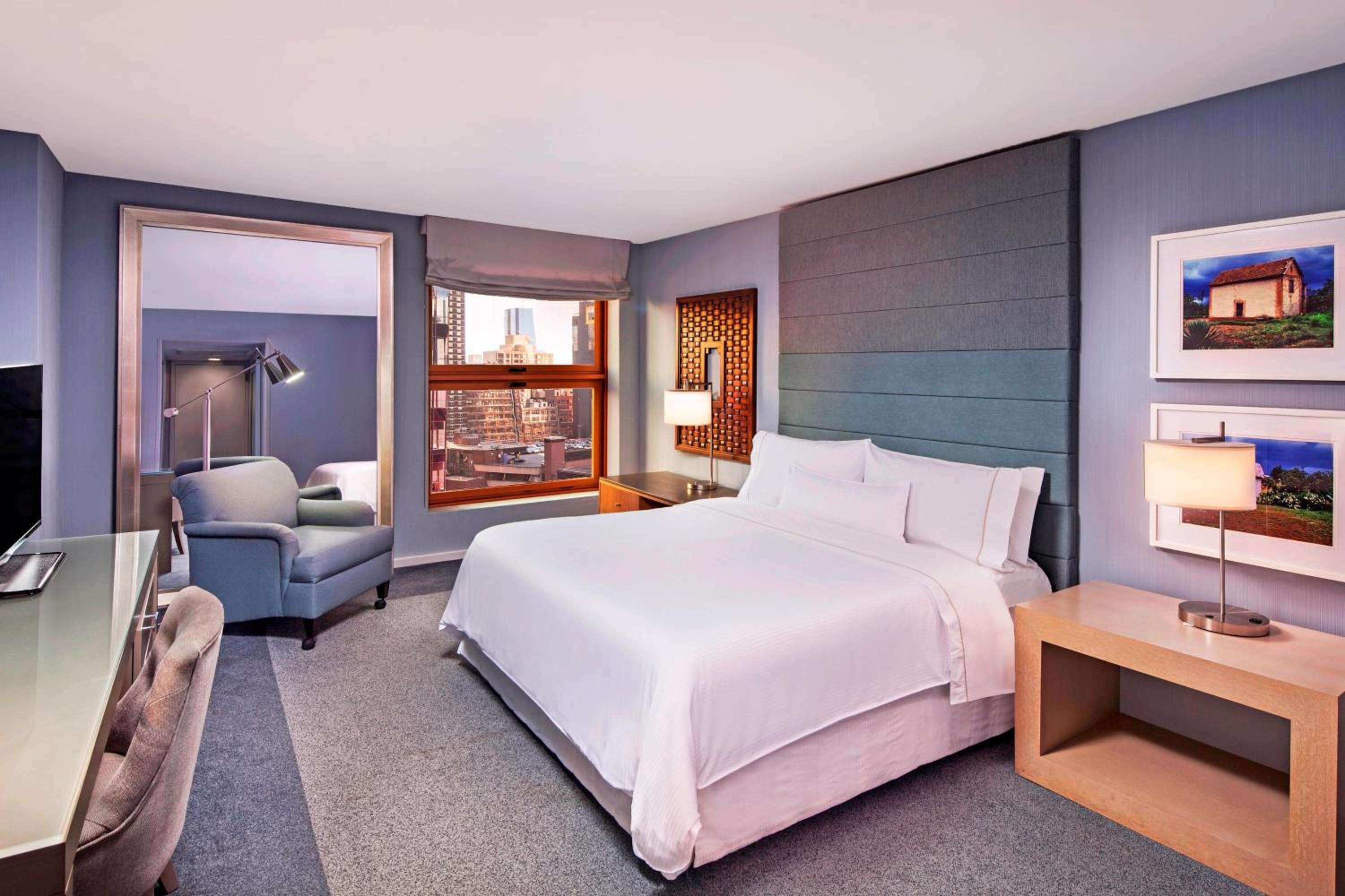Grand Deluxe Corner King, Larger Guest room, 1 King