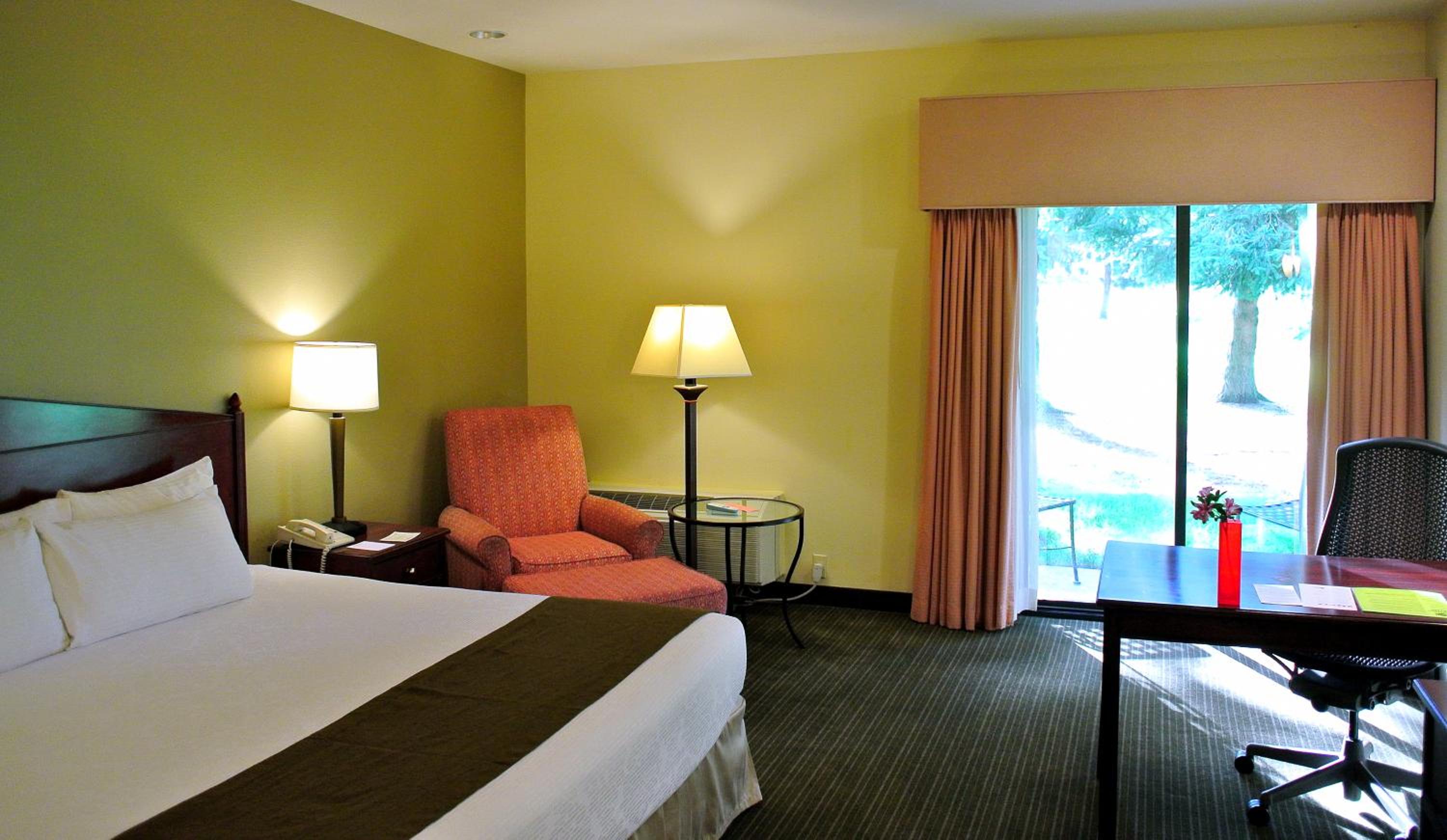 Queen Room with Golf Course View - Non-Smoking