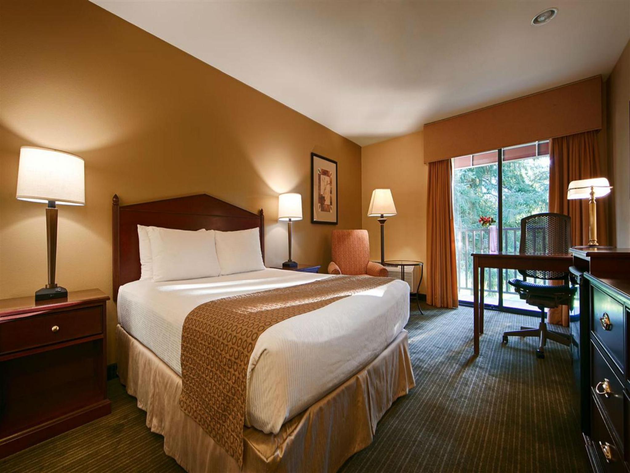 Queen Room with Golf Course View - Non-Smoking