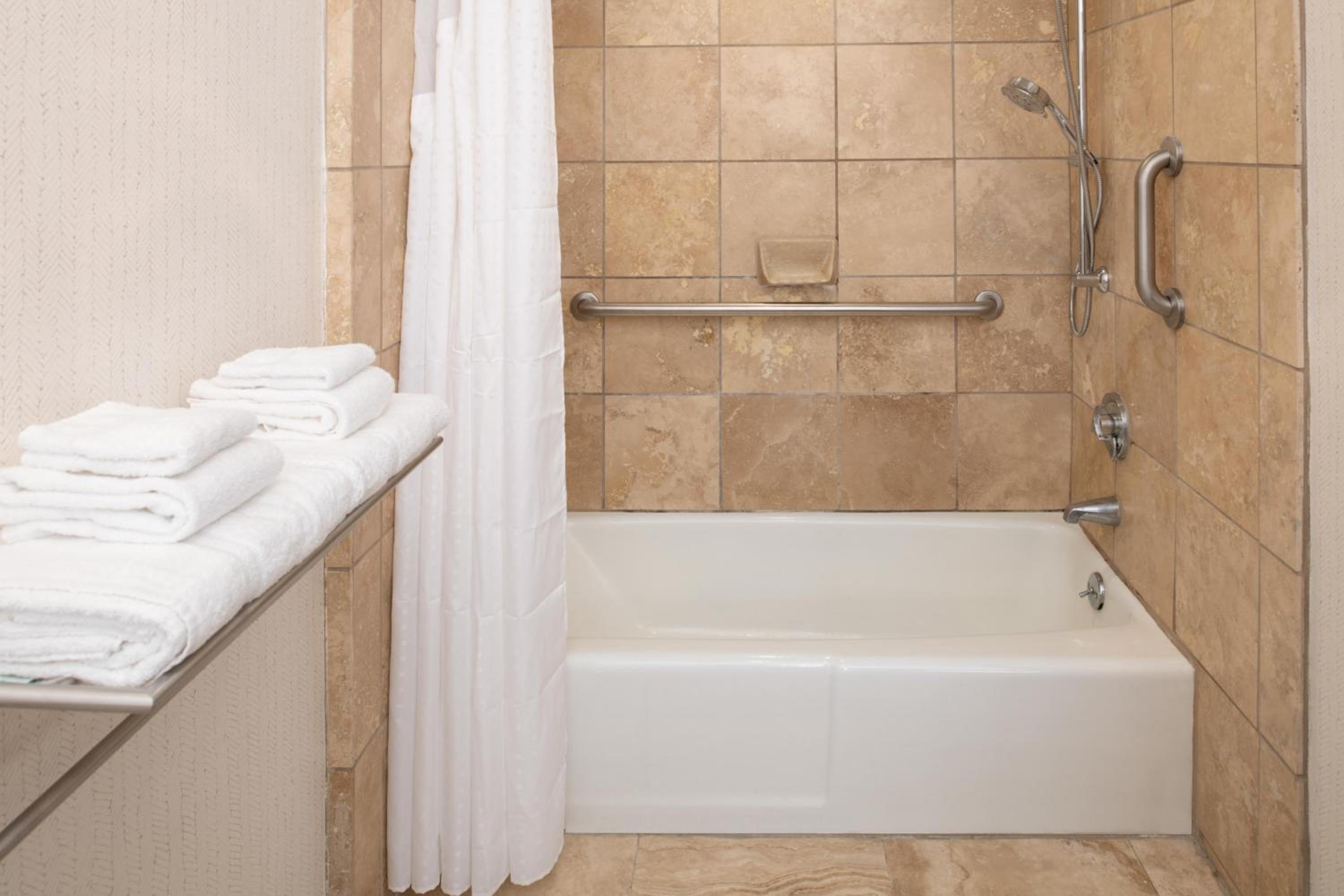 Standard Queen Room with Two Queen Beds and Mobility Accessible Tub