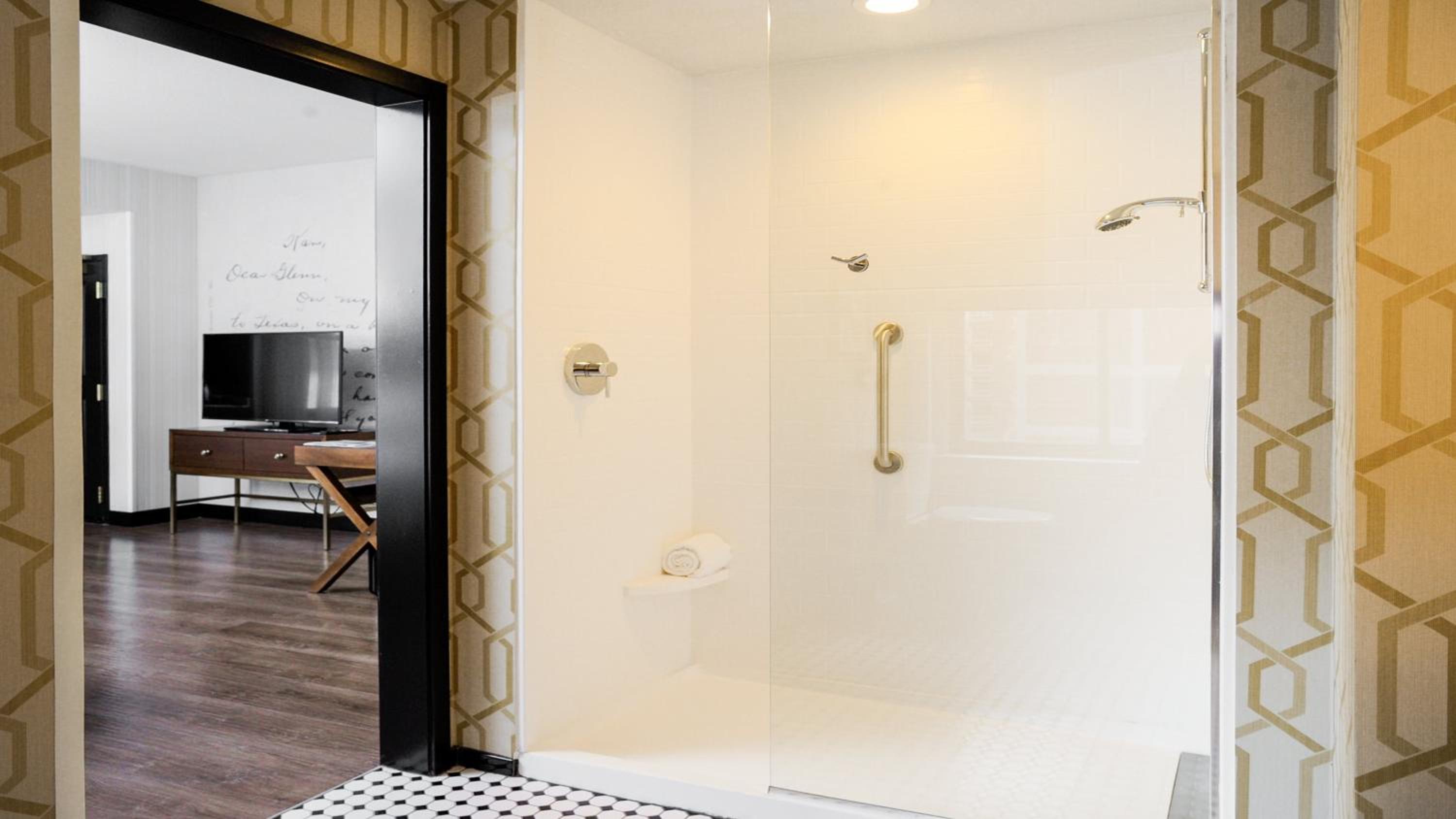 King Room with Roll in Shower - Hearing Accessible/Non-Smoking 