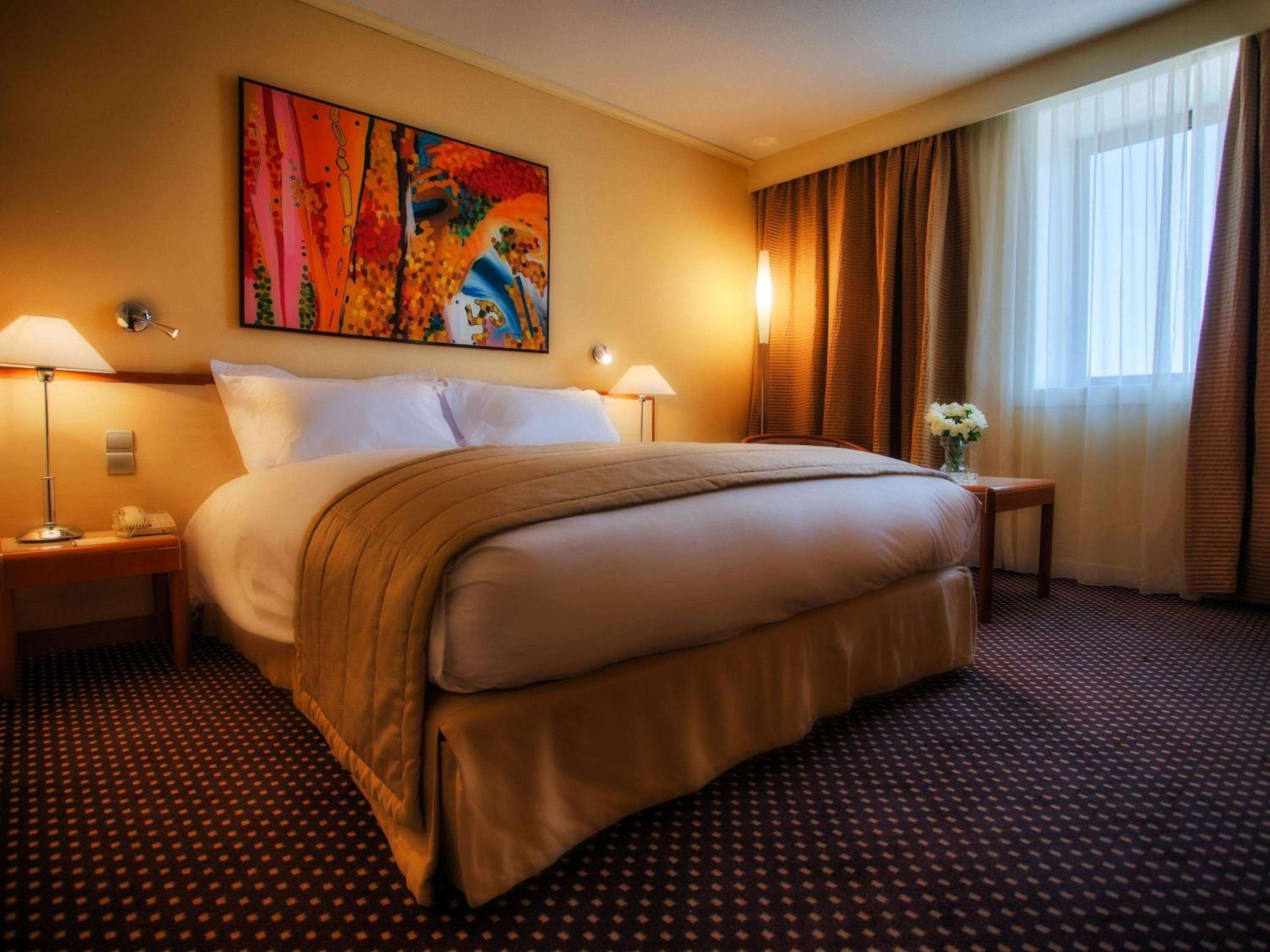 Superior King Room with City View