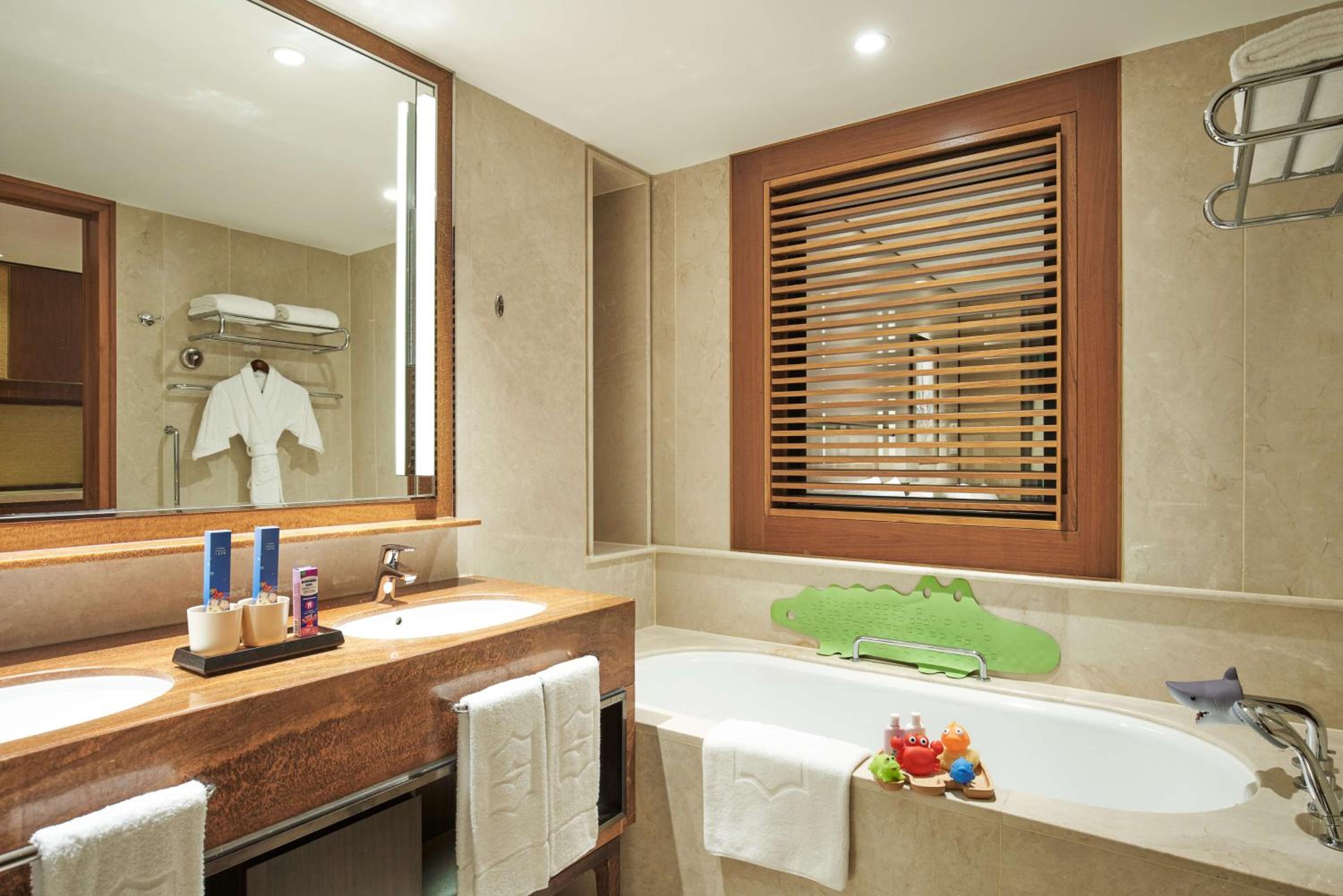 Garden Wing Deluxe Family Terrace King