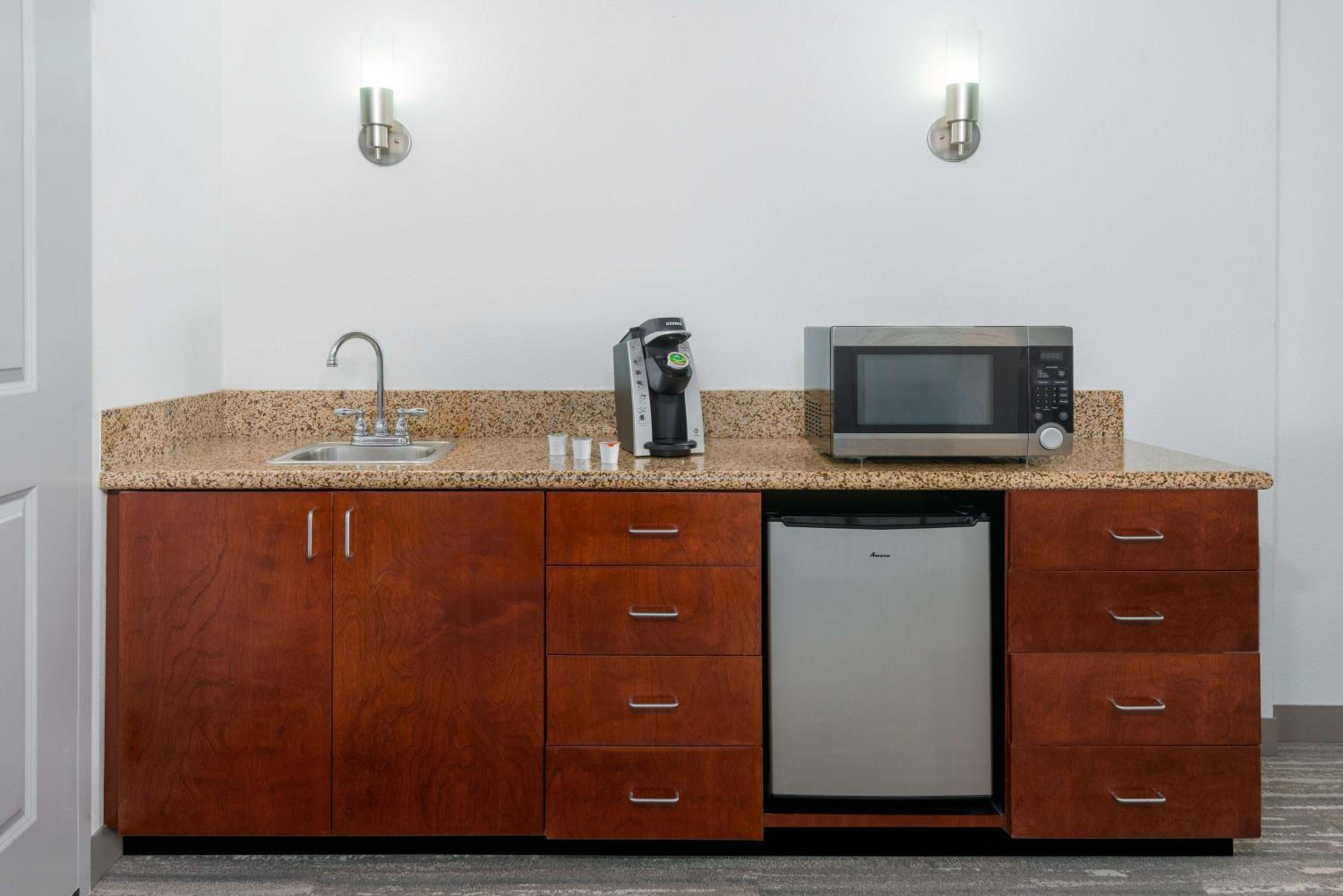 King Room with Bath Tub - Mobility Access