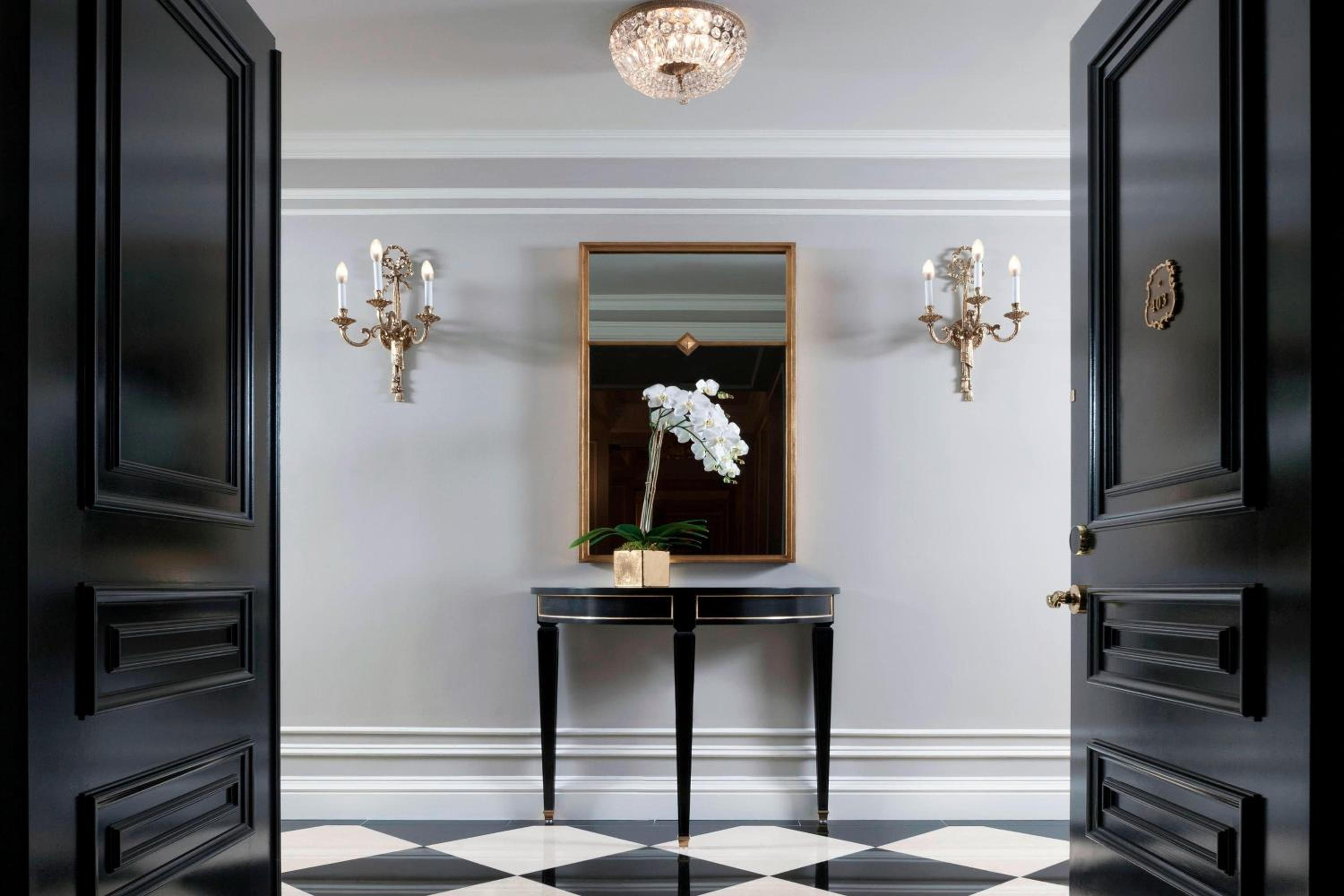 Grand One-Bedroom King Suite with Street View - Butler Service