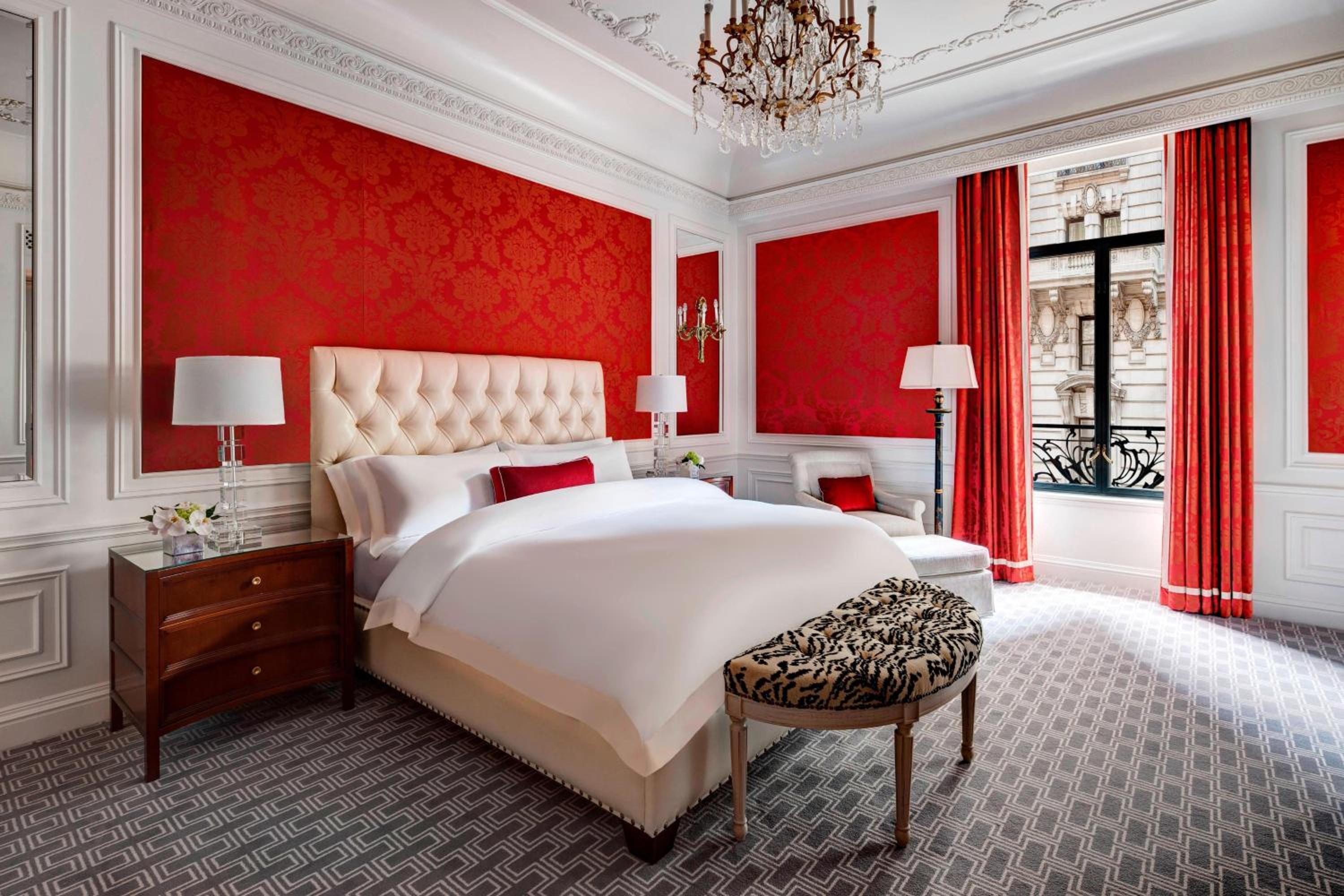 Grand One-Bedroom King Suite with Street View - Butler Service