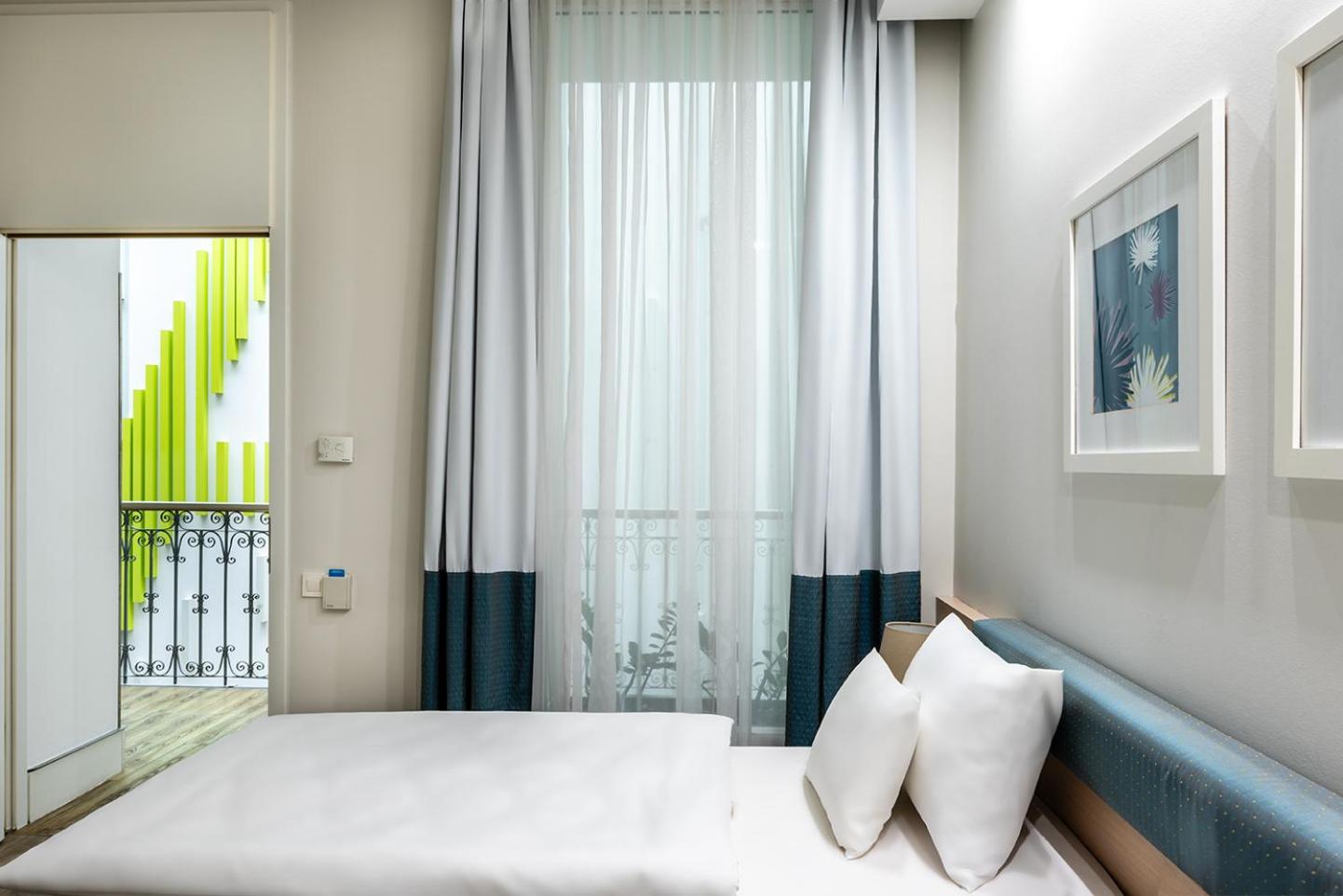 Double or twin room with Atrium view 