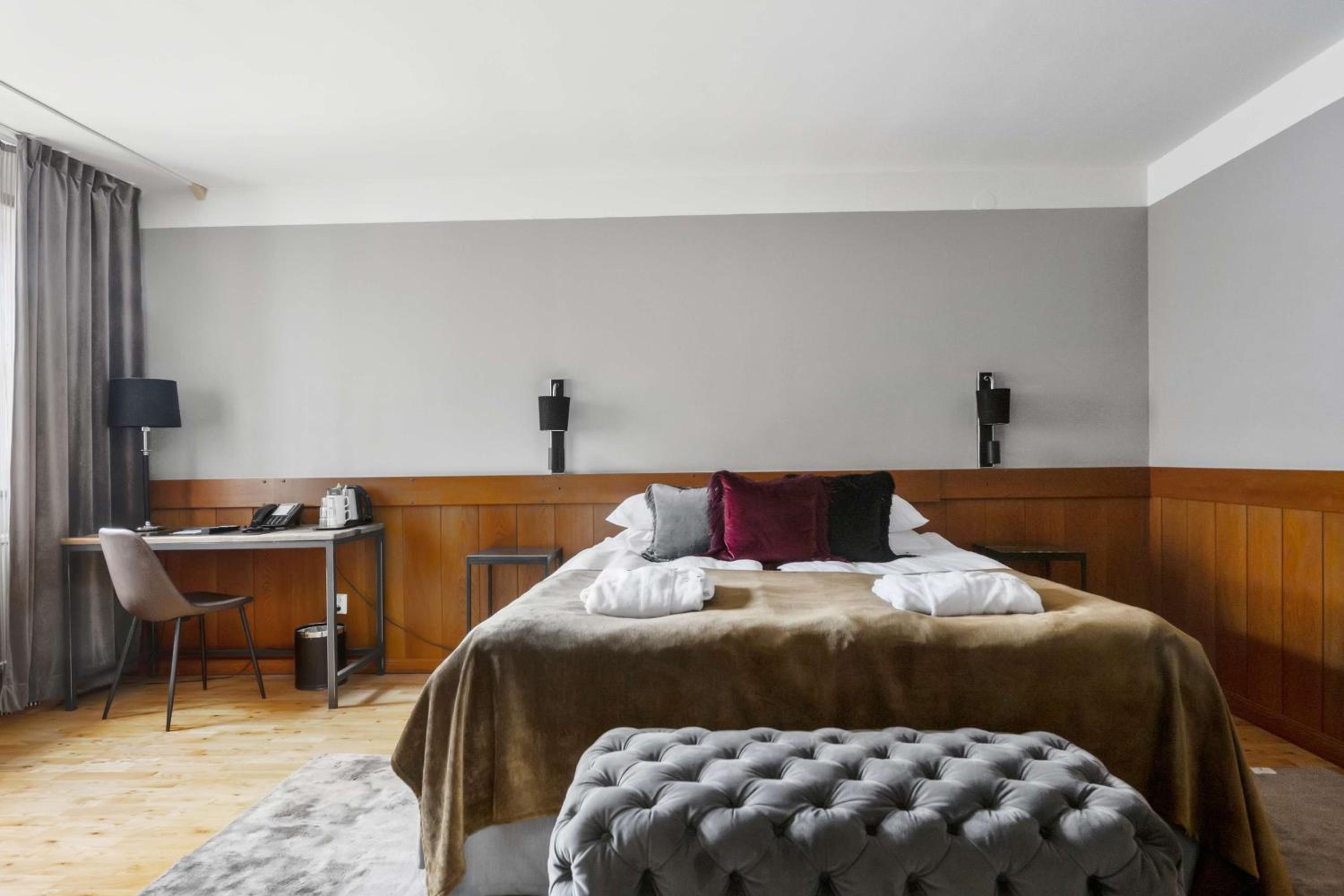 Junior King Suite with Sofa Bed