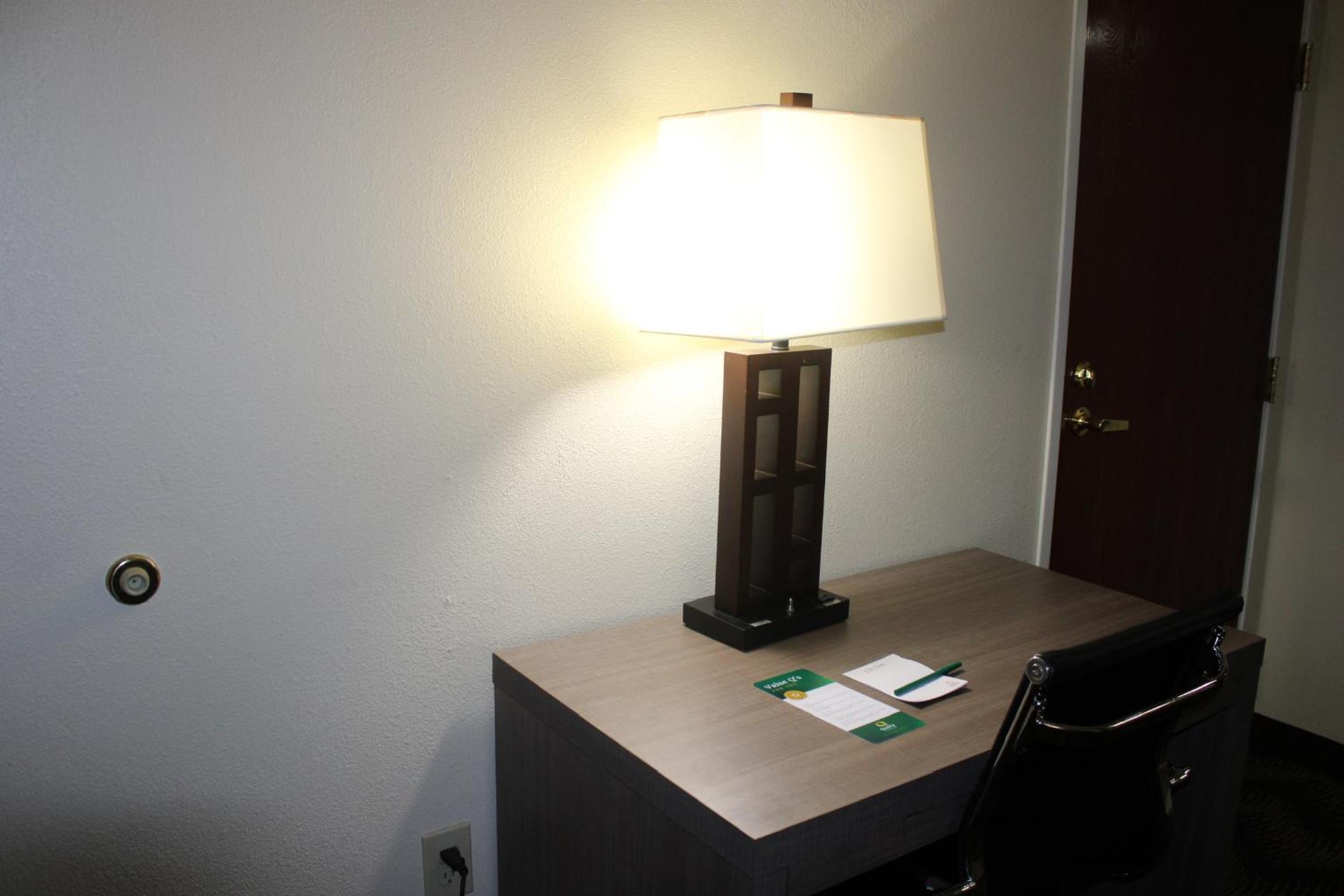 Queen Suite - Non-Smoking