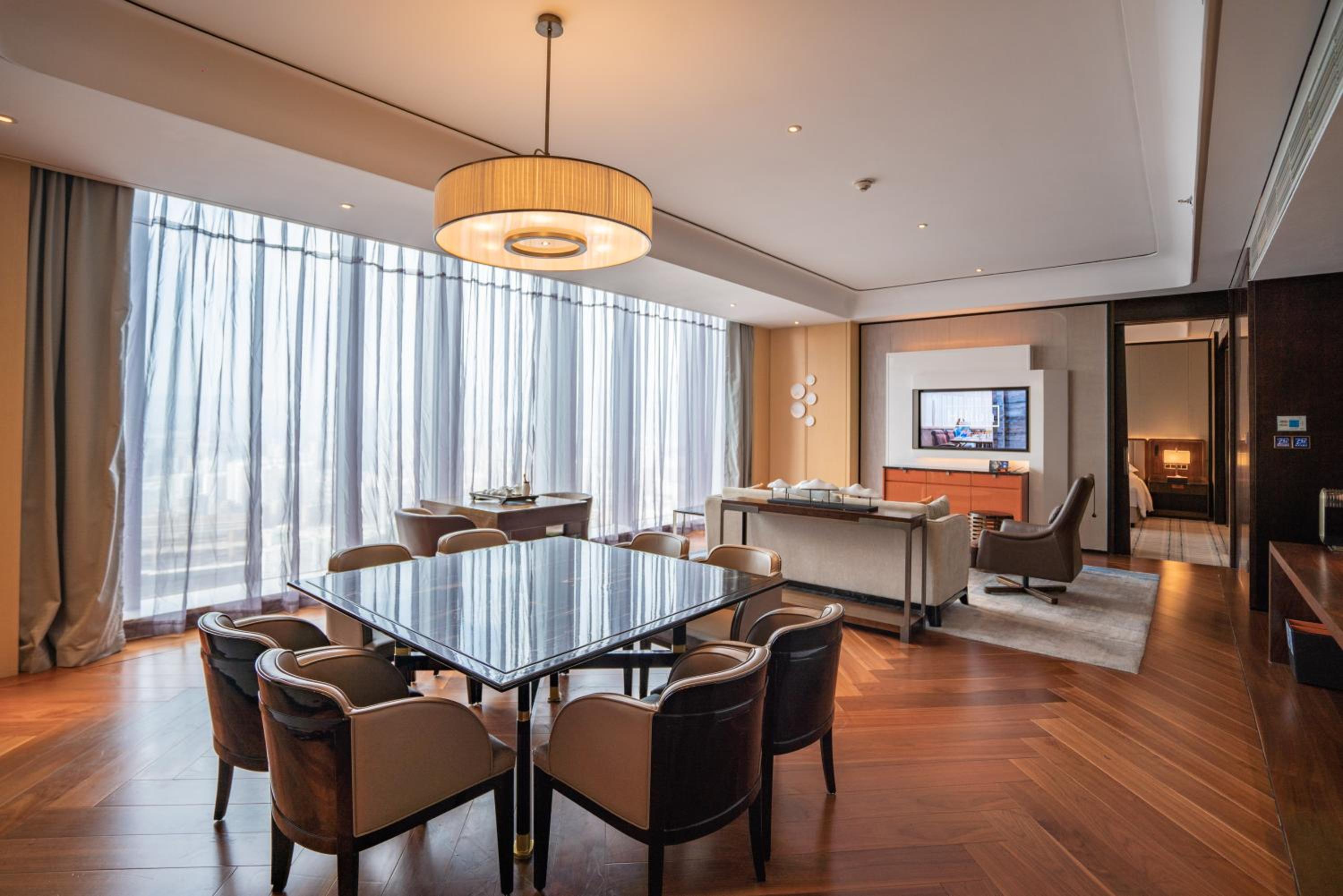 One-Bedroom Deluxe King Suite