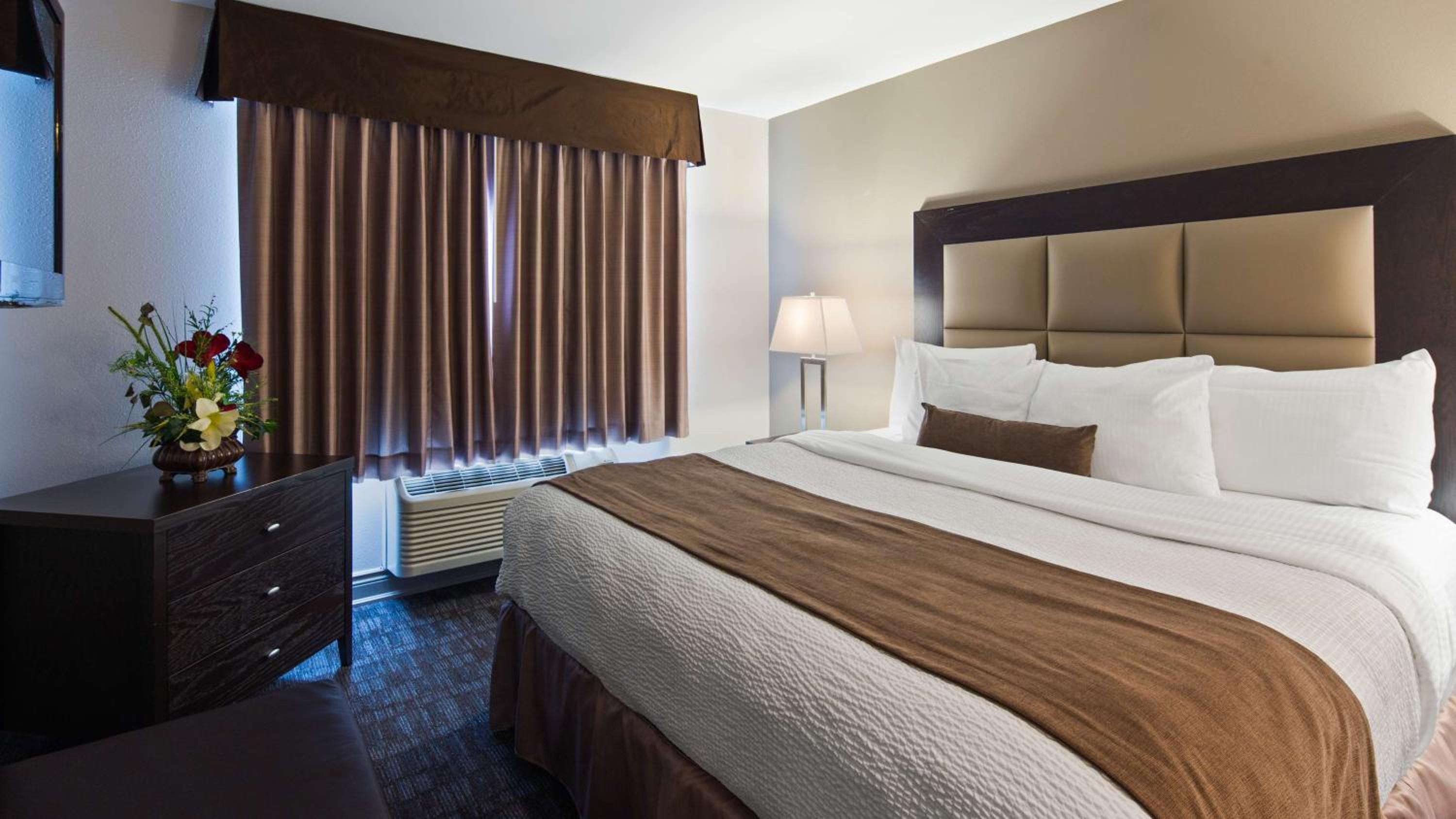 King Suite with Spa Bath - Non-Smoking