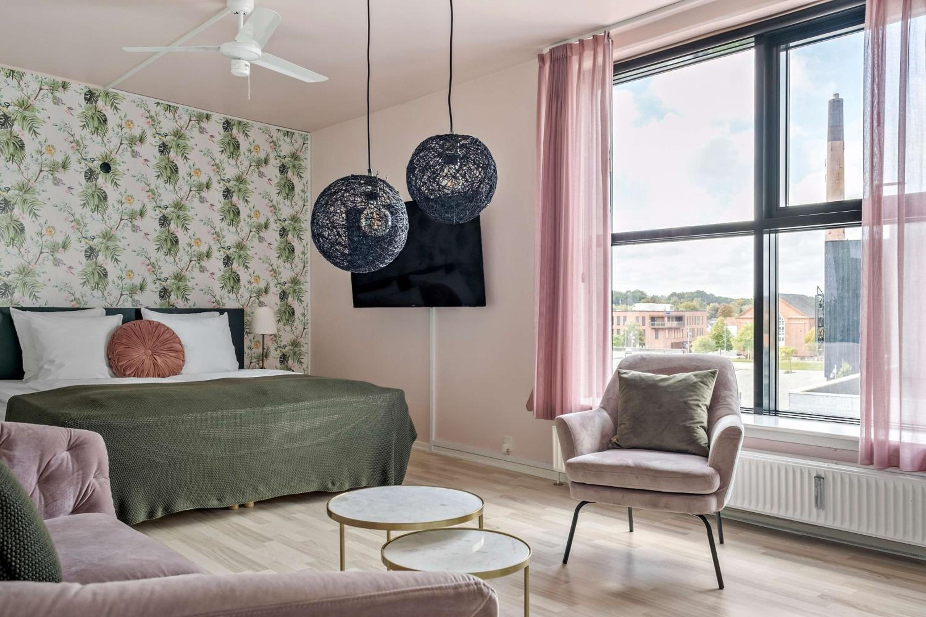 King Suite with Bathtub