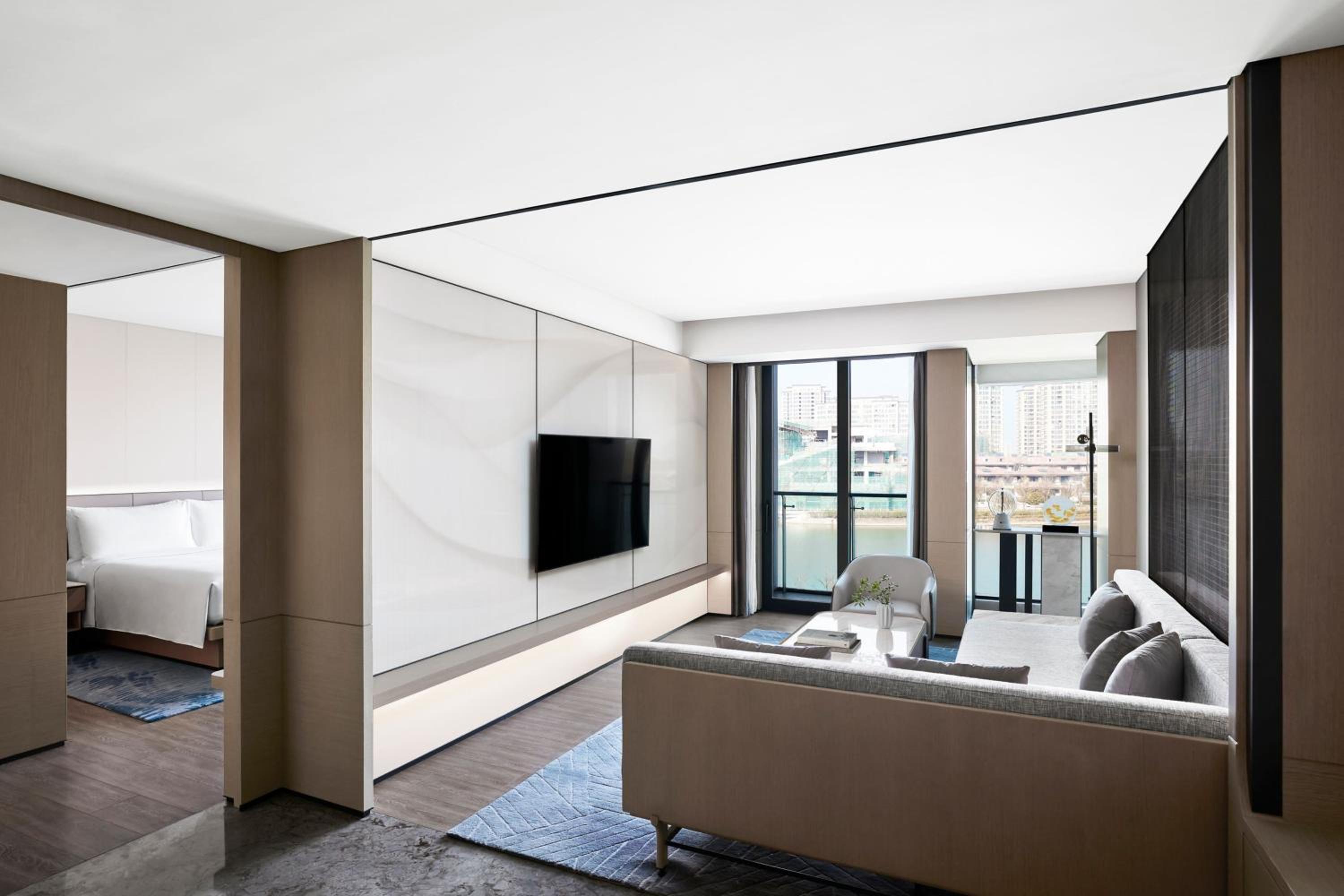Executive lounge access Suite with 1 King, Lake view Balcony