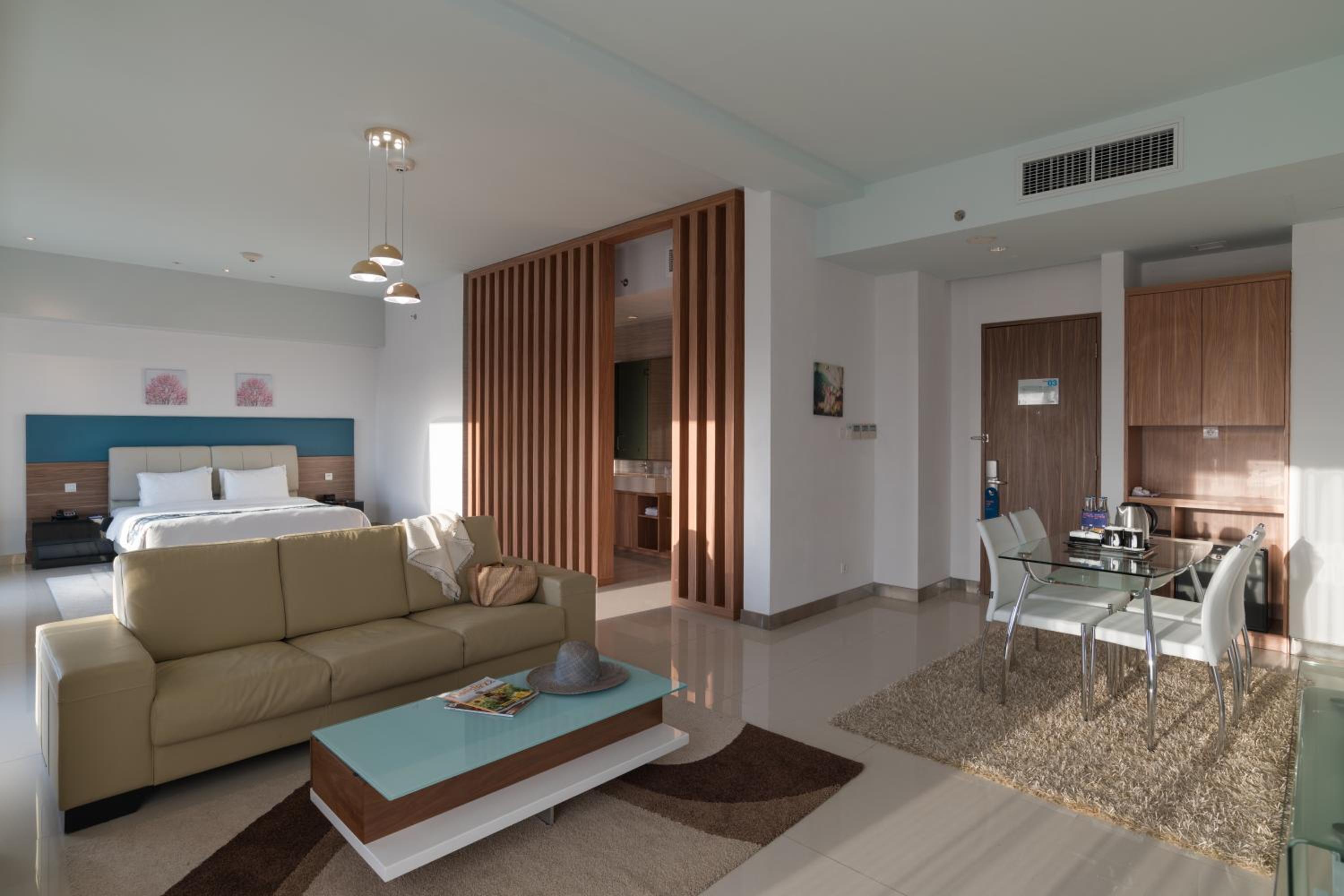 King Suite With Free Airport Transfer