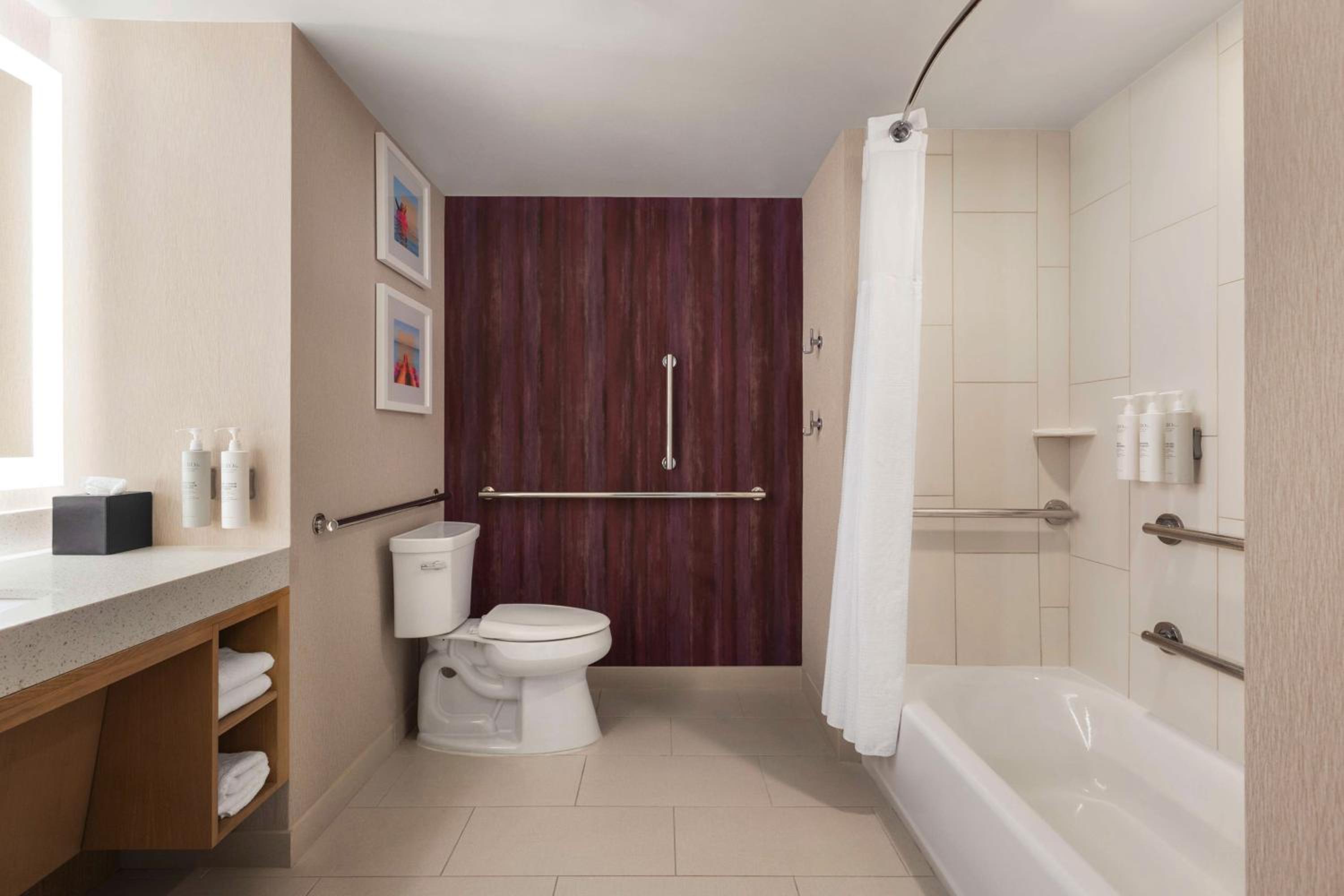 Corner Suite with Bath Tub- Mobility Access