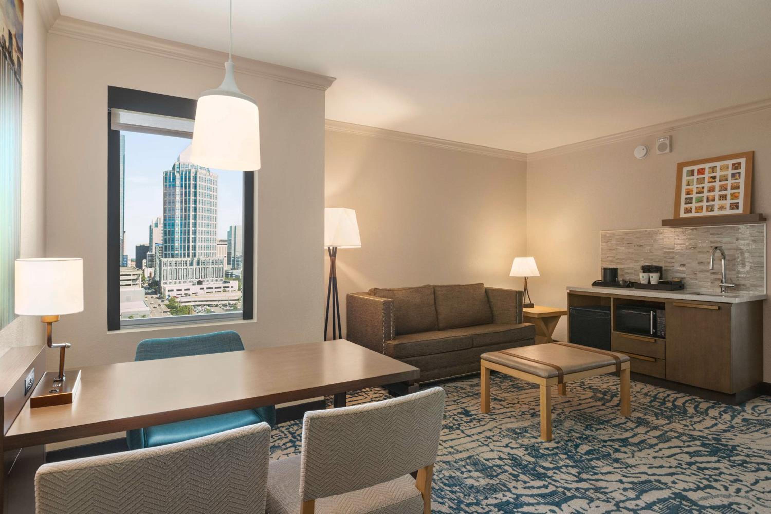 Corner Suite with Bath Tub- Mobility Access