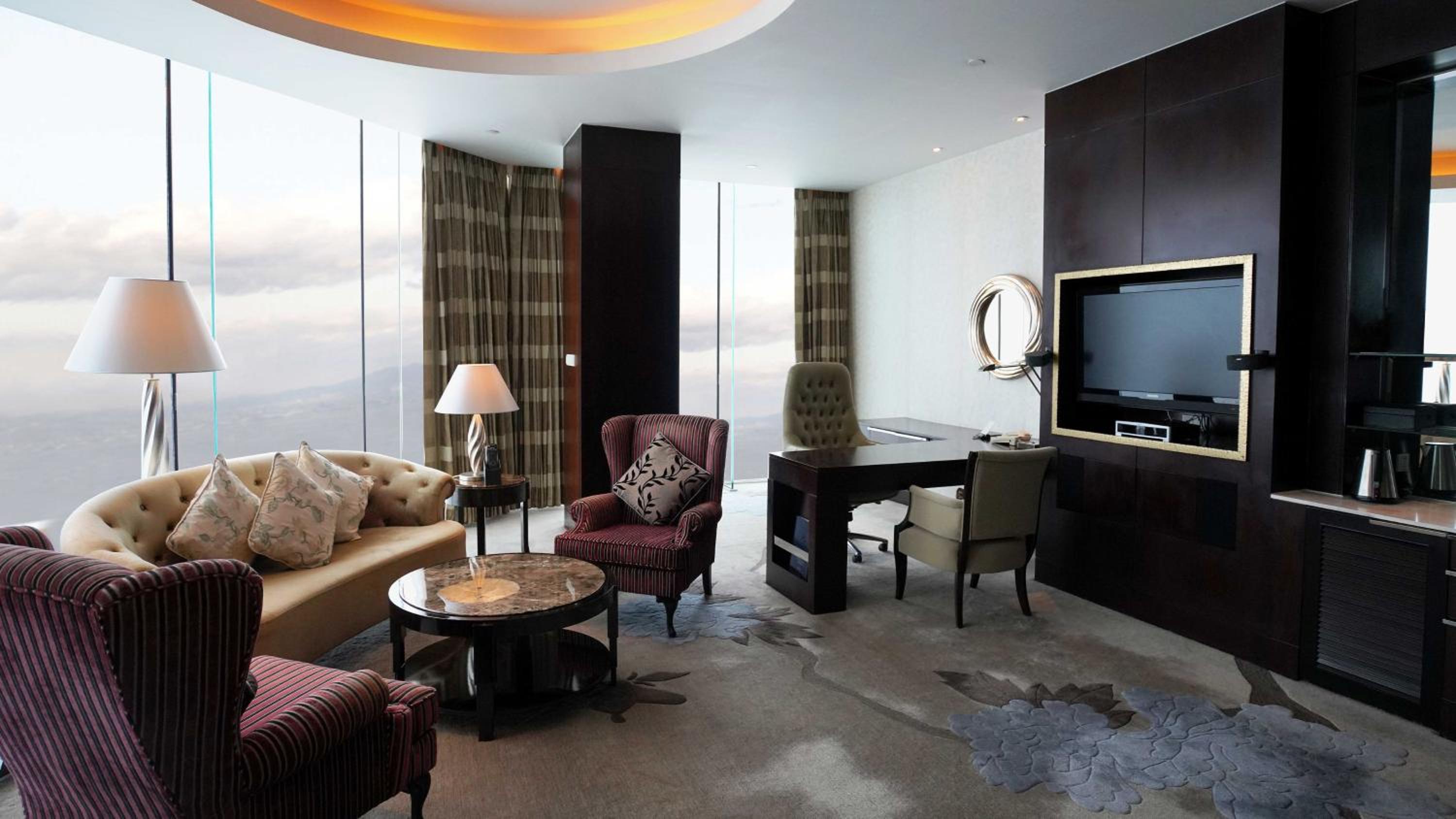 One-Bedroom Suite with Lounge Access - Smoking/High Floor