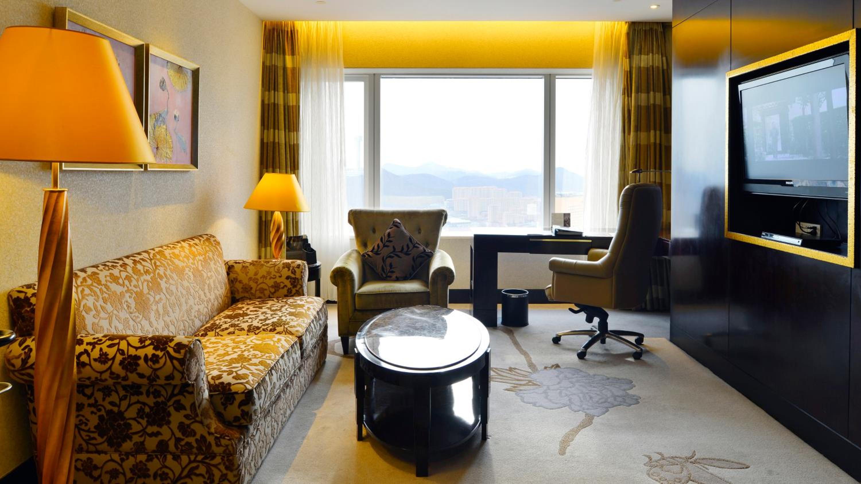 One-Bedroom Suite Lounge Access