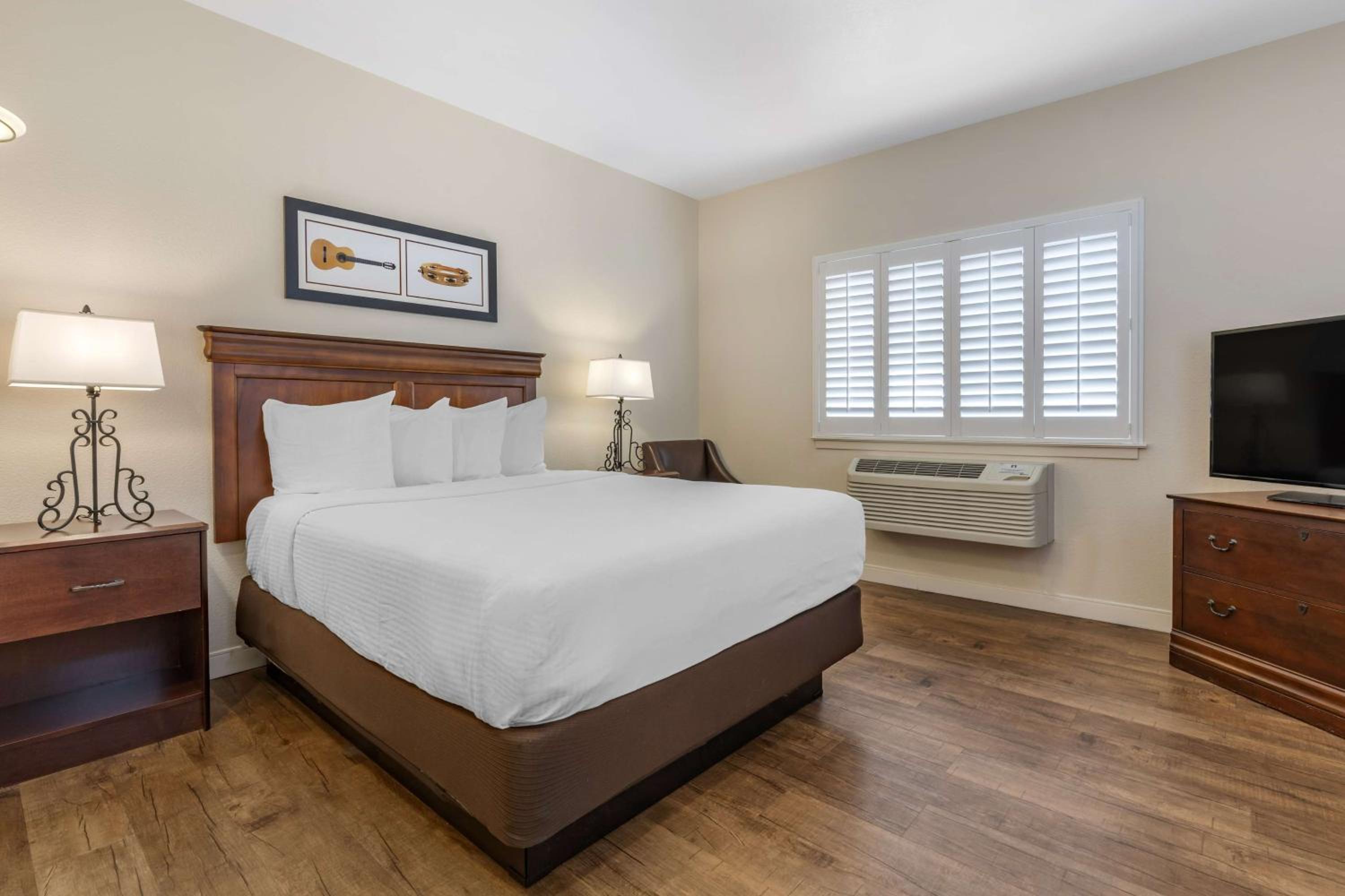 Two-Bedroom Suite with One King and One Queen Bed - Non-Smoking