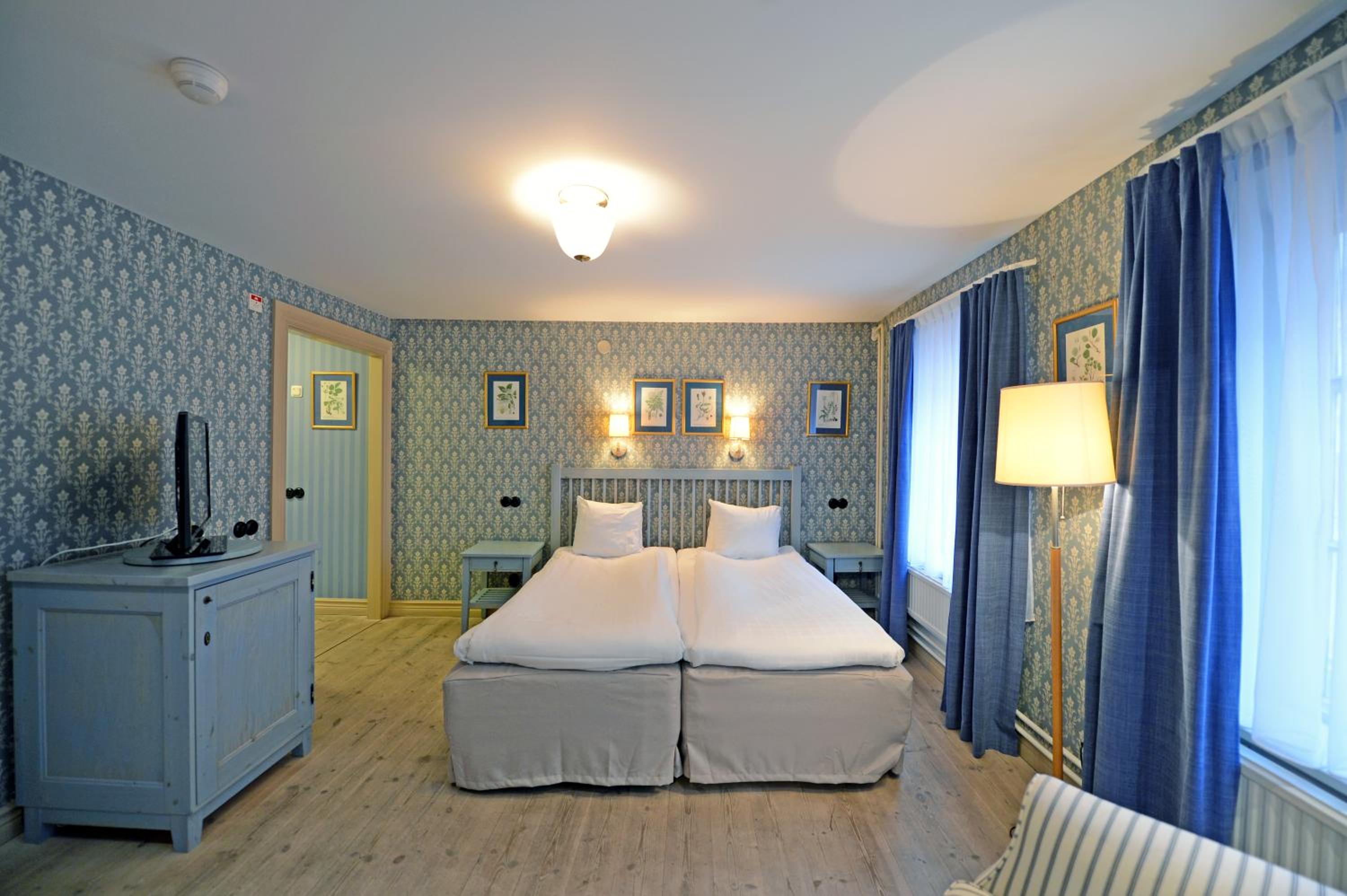 Twin Room with Sofa Bed - Non-Smoking