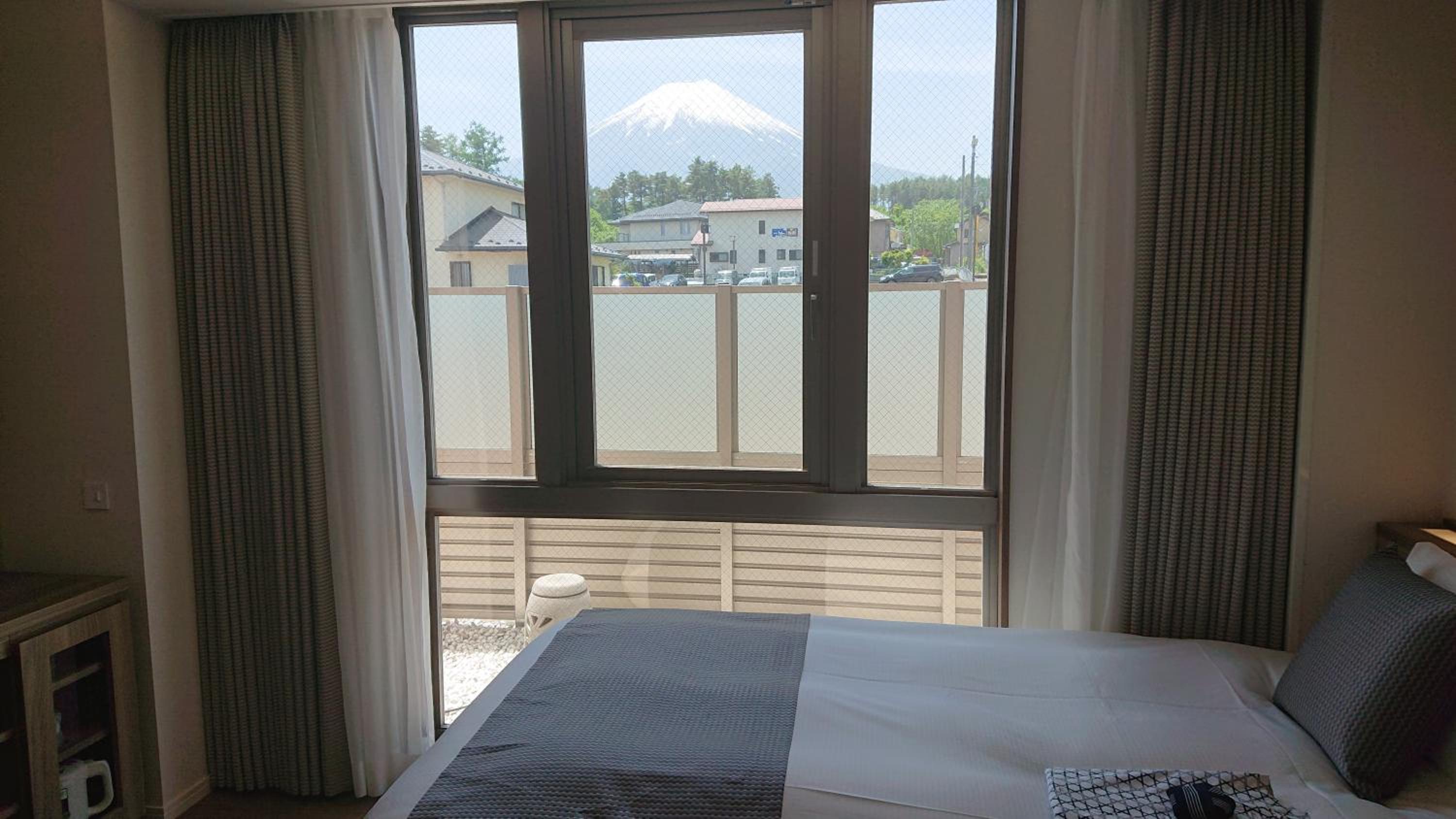 Standard Twin Room with Mountain View