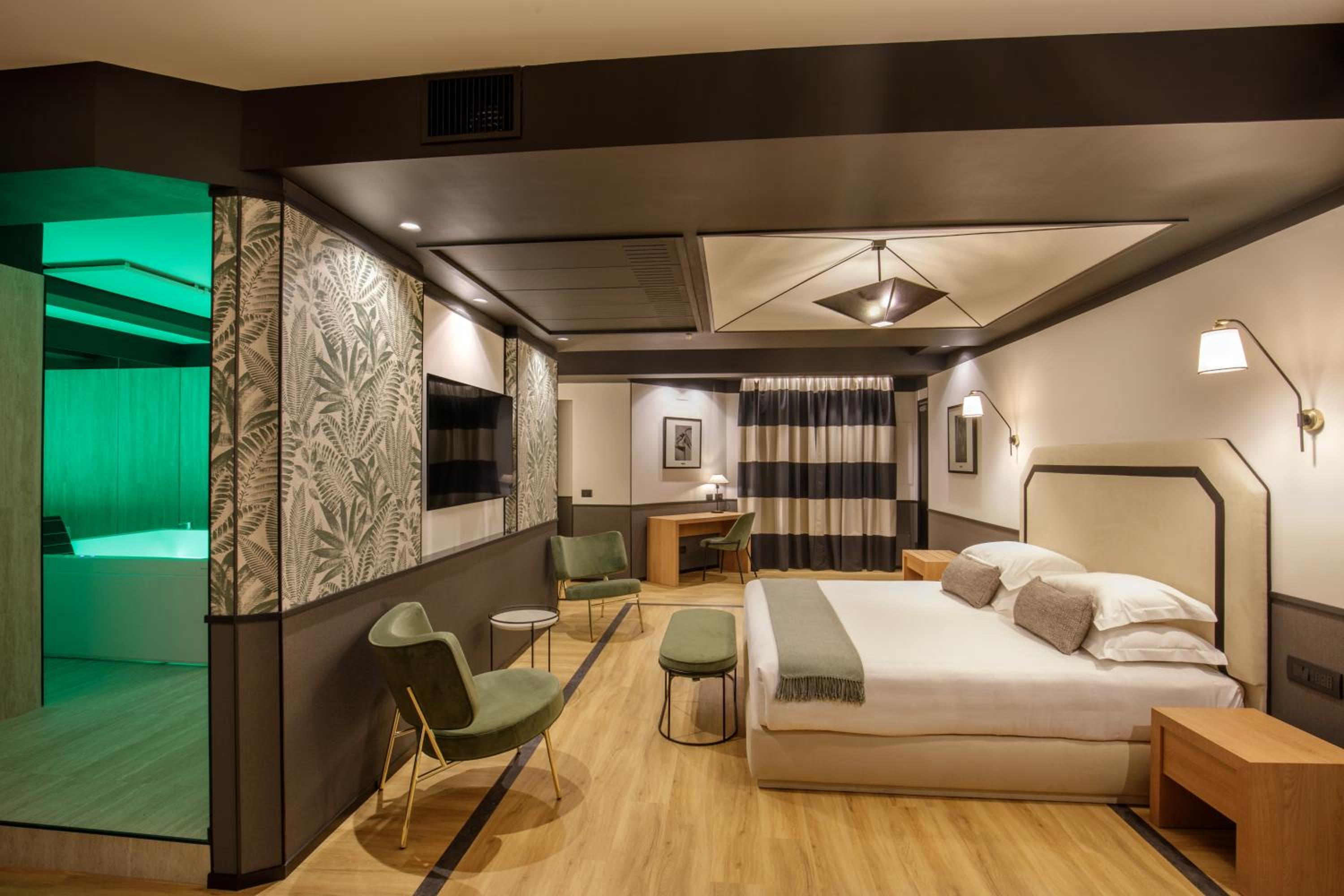 Deluxe Suite With Spa Bath