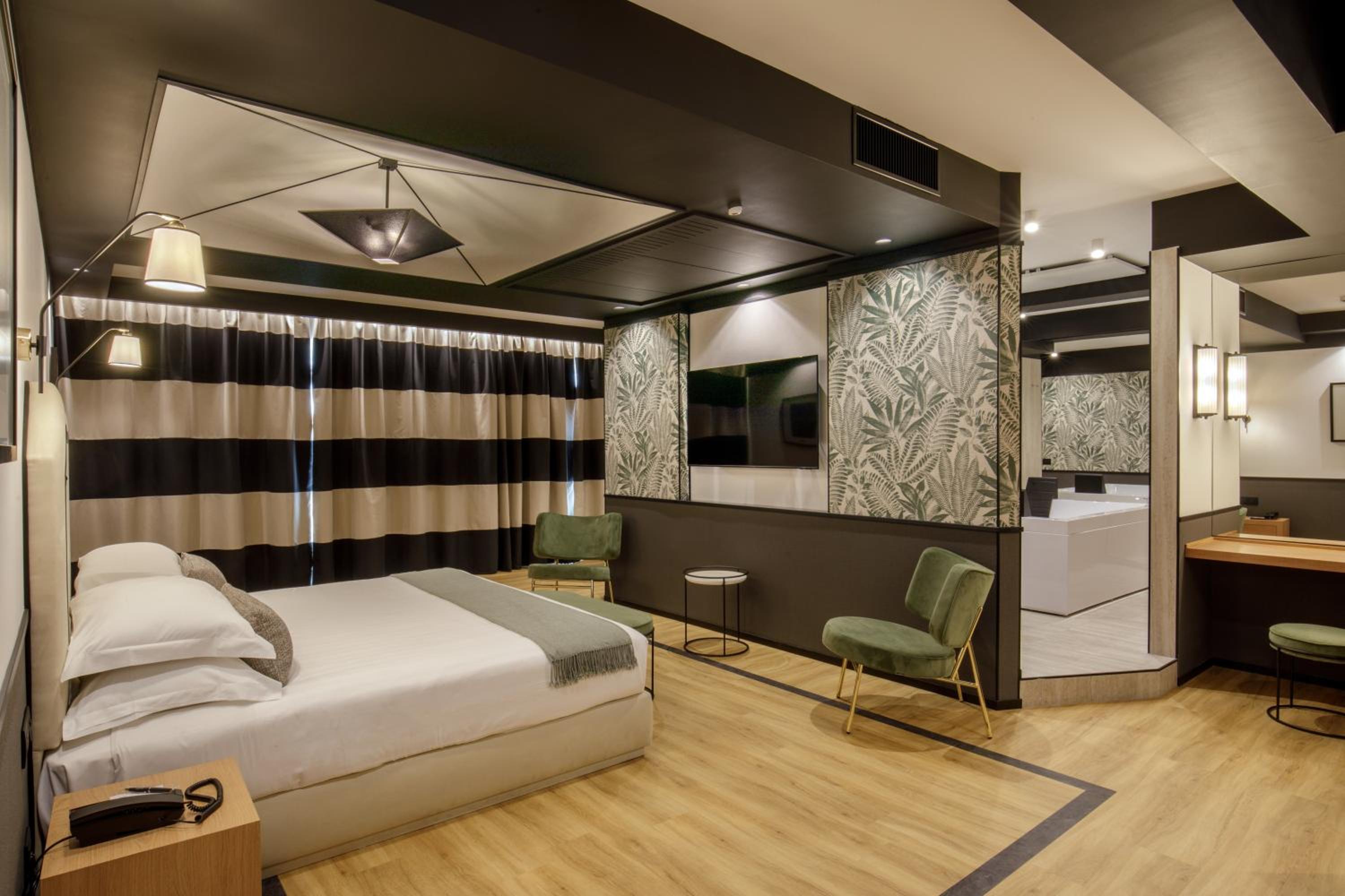 Deluxe Suite With Spa Bath