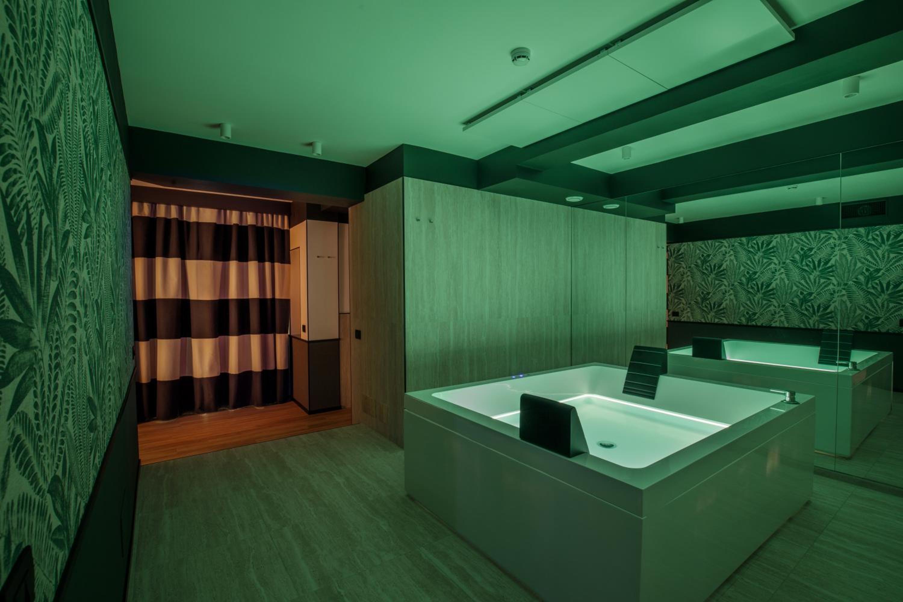 Deluxe Suite With Spa Bath