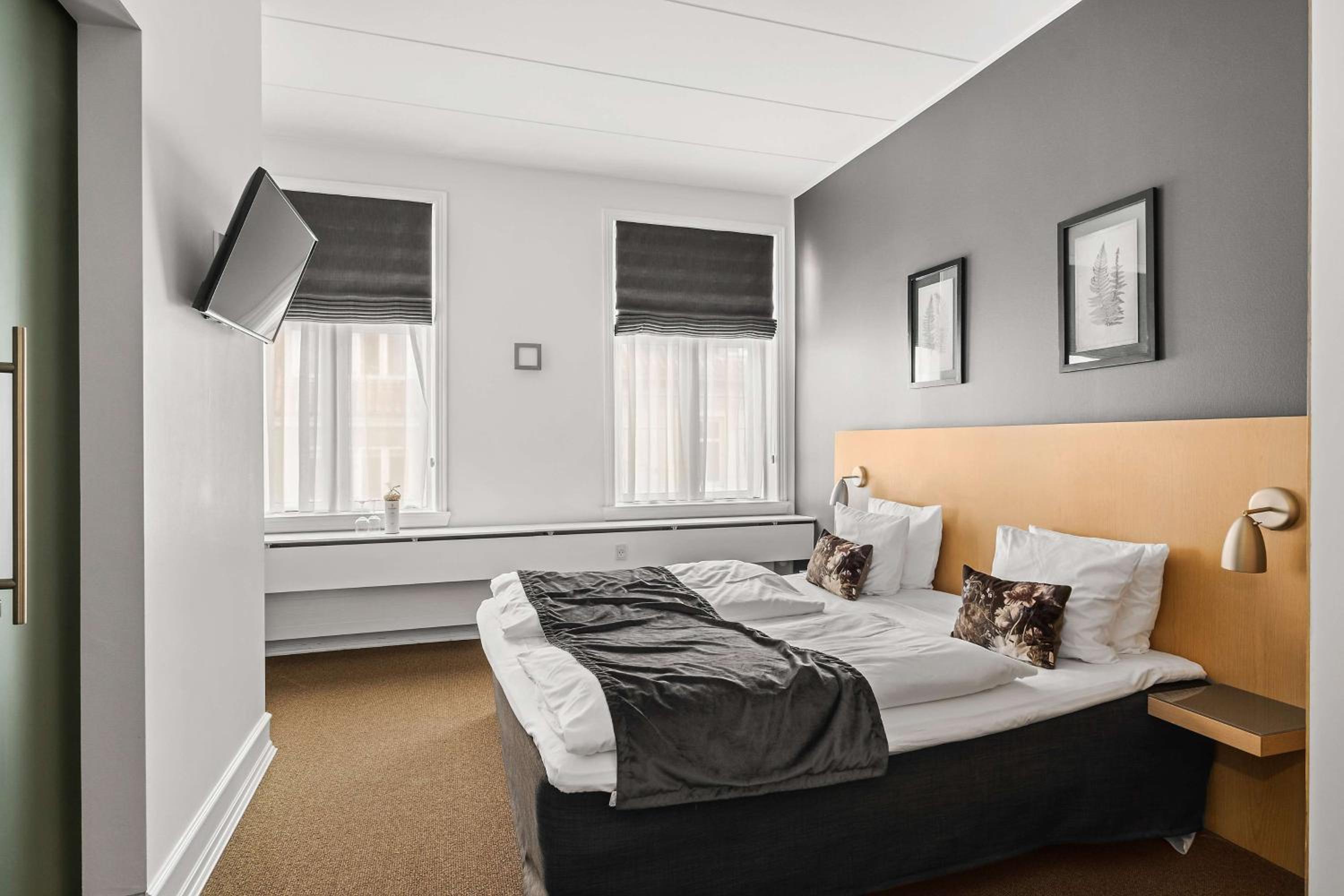 Deluxe King Room - Non-Smoking