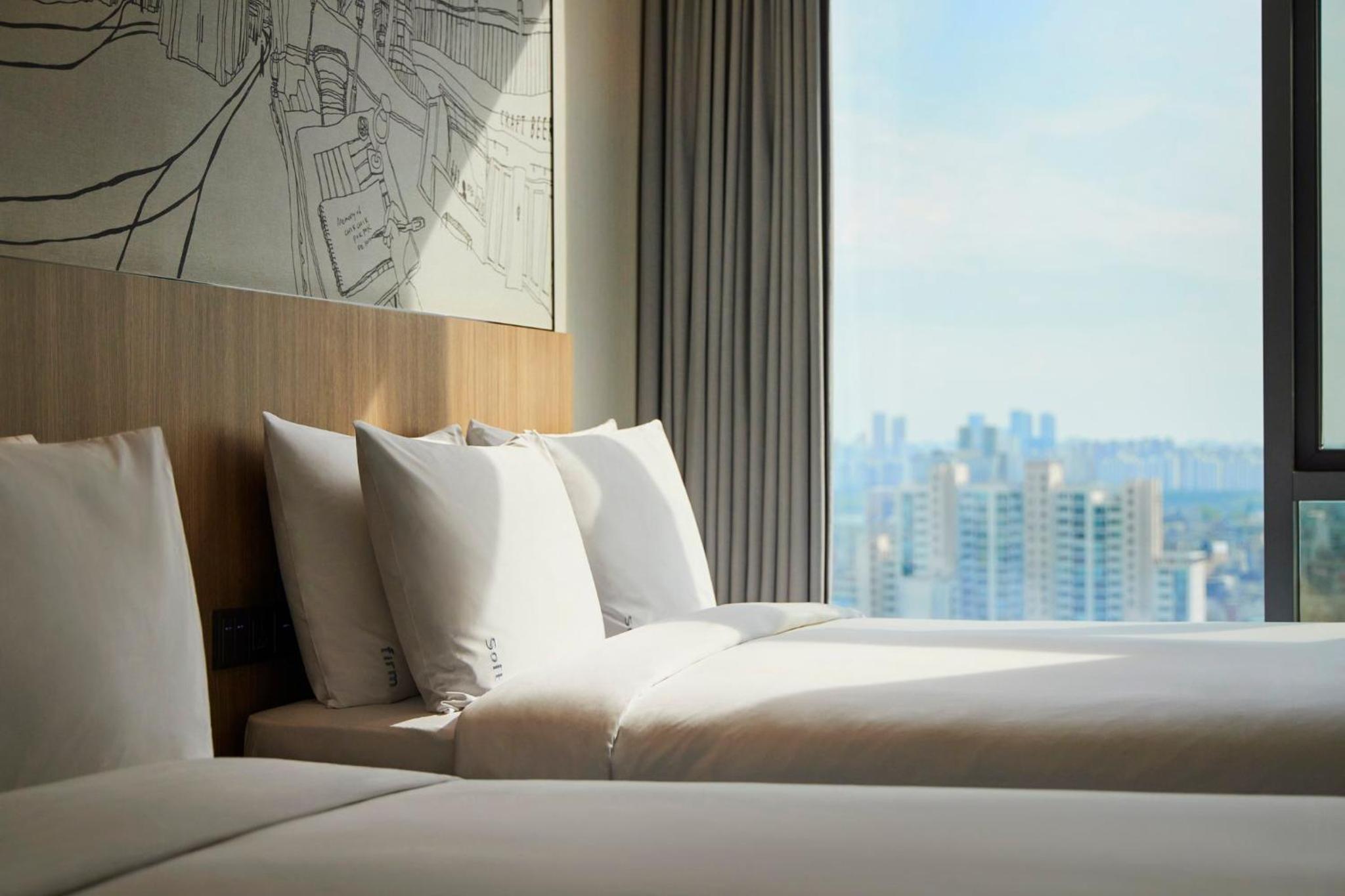 Standard Queen Room with Two Queen Beds - Free Breakfast