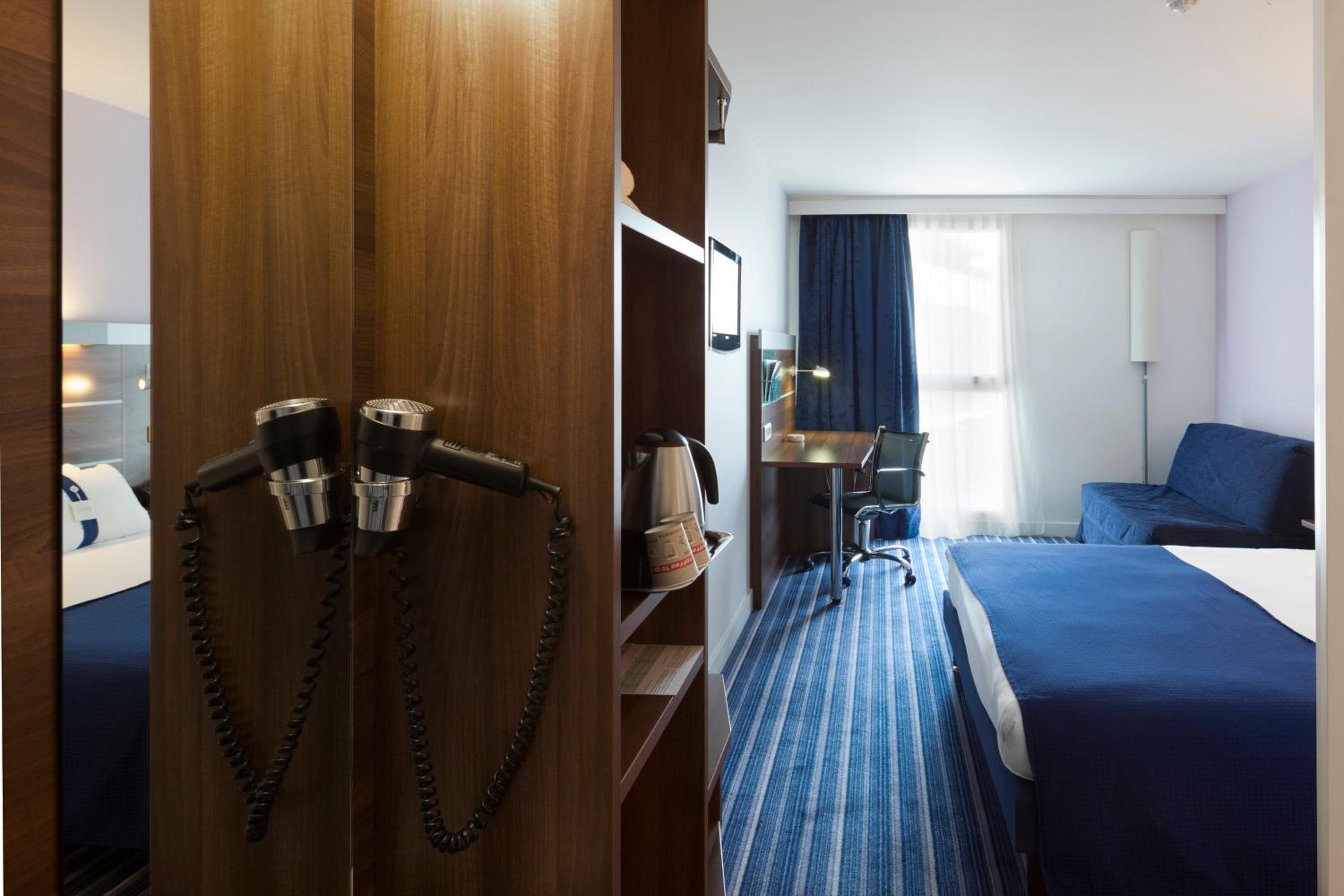 Standard Queen Room With Sofa Bed And Courtyard View