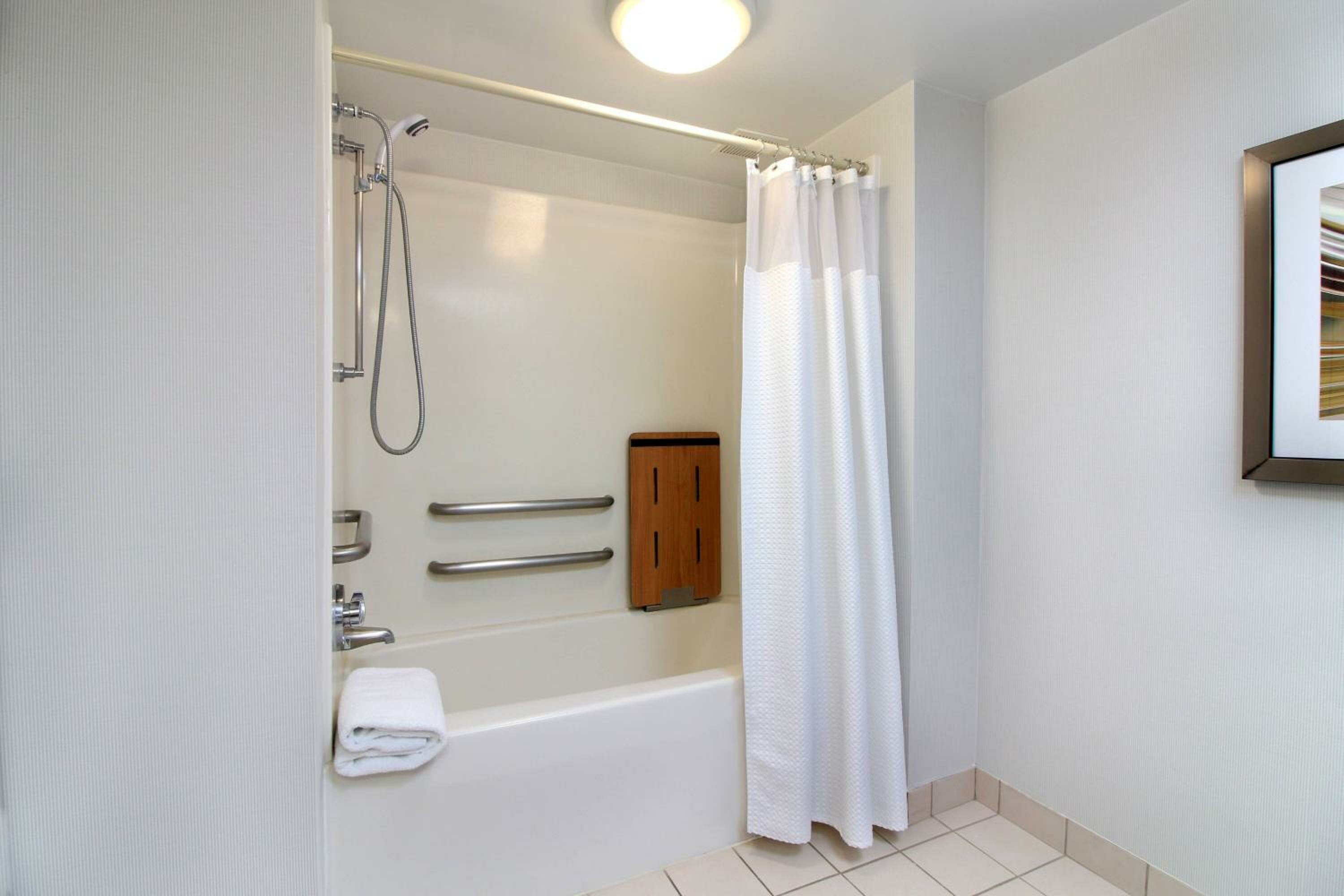 King Room with Sofa Bed and Adapted Tub - Mobility Accessible