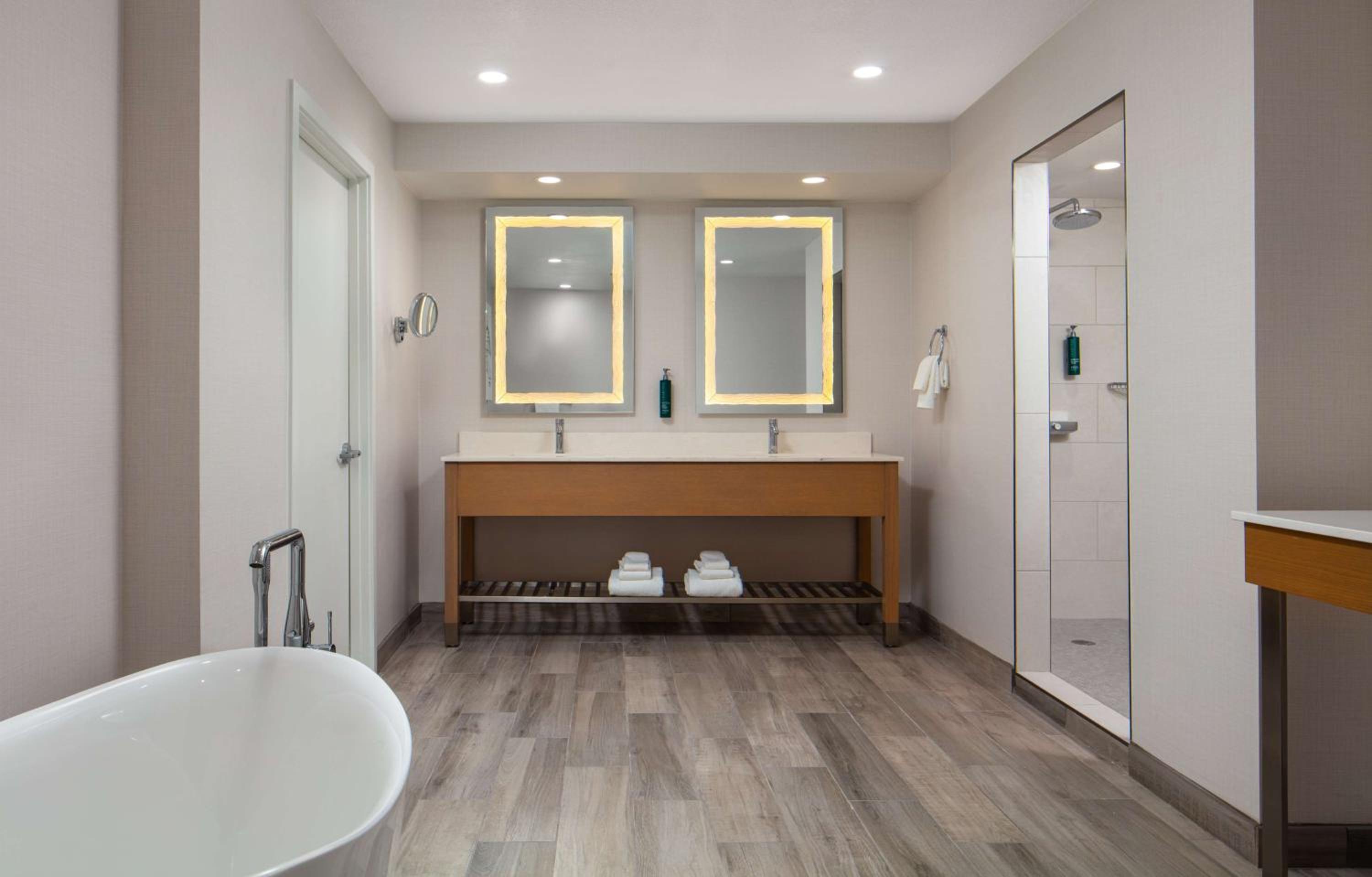 King Room With Spacious Living Area And Sofa Bed