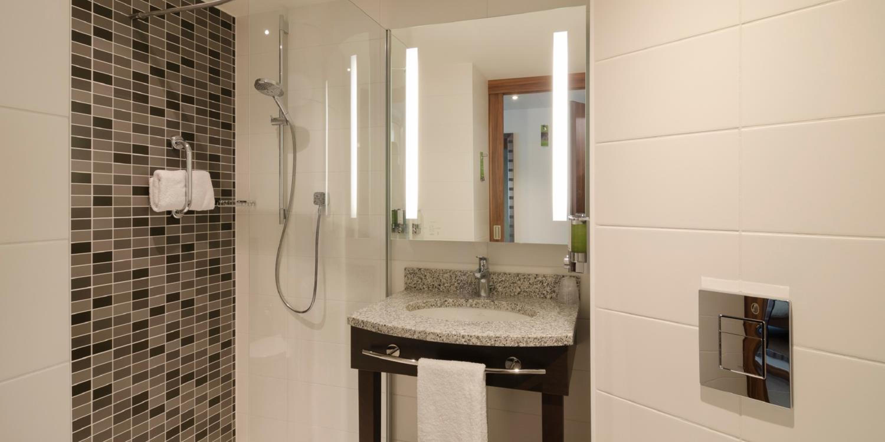 Queen Accessible Room NS