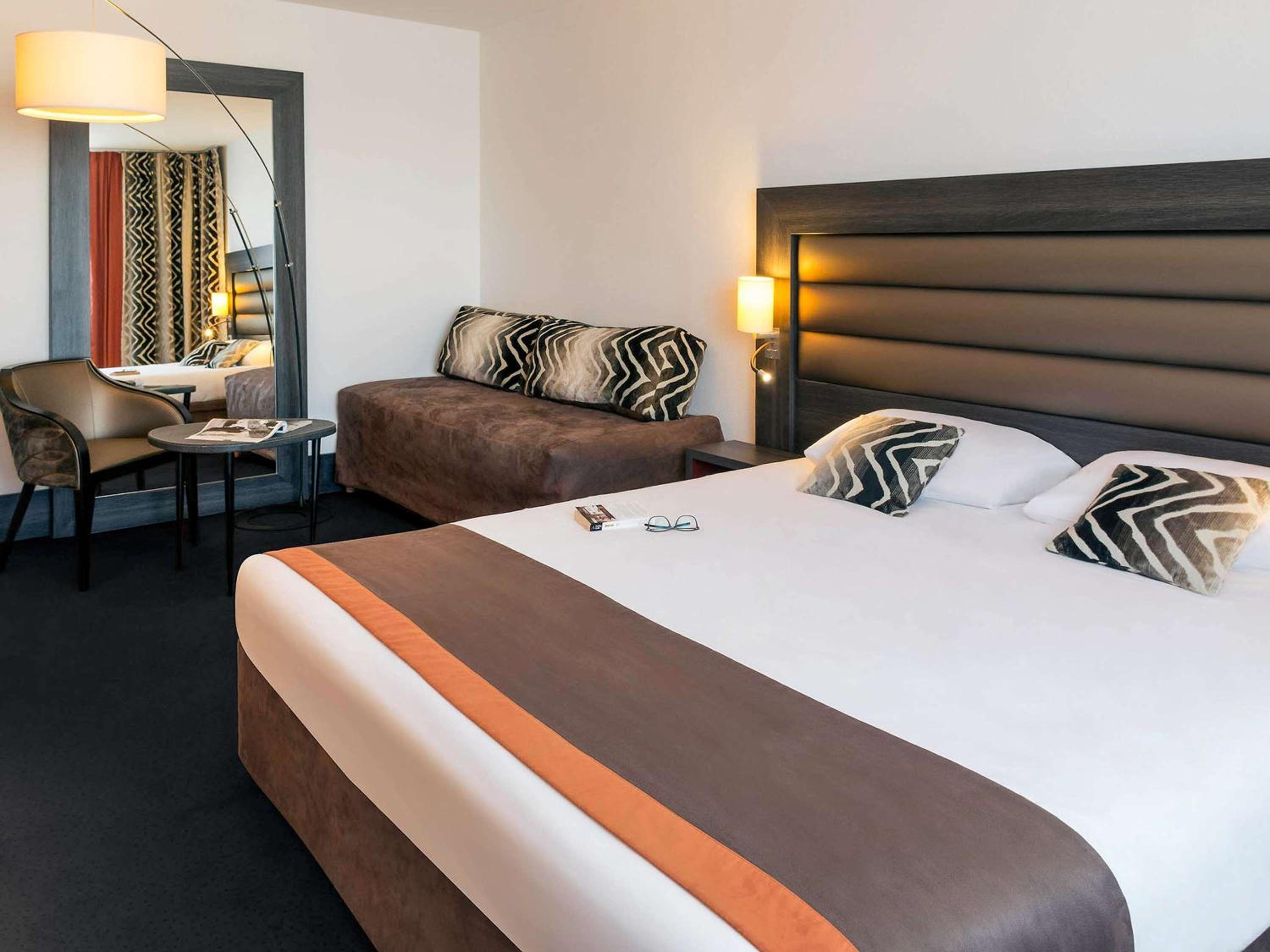 Executive Room with One Double Bed and One Single Bed