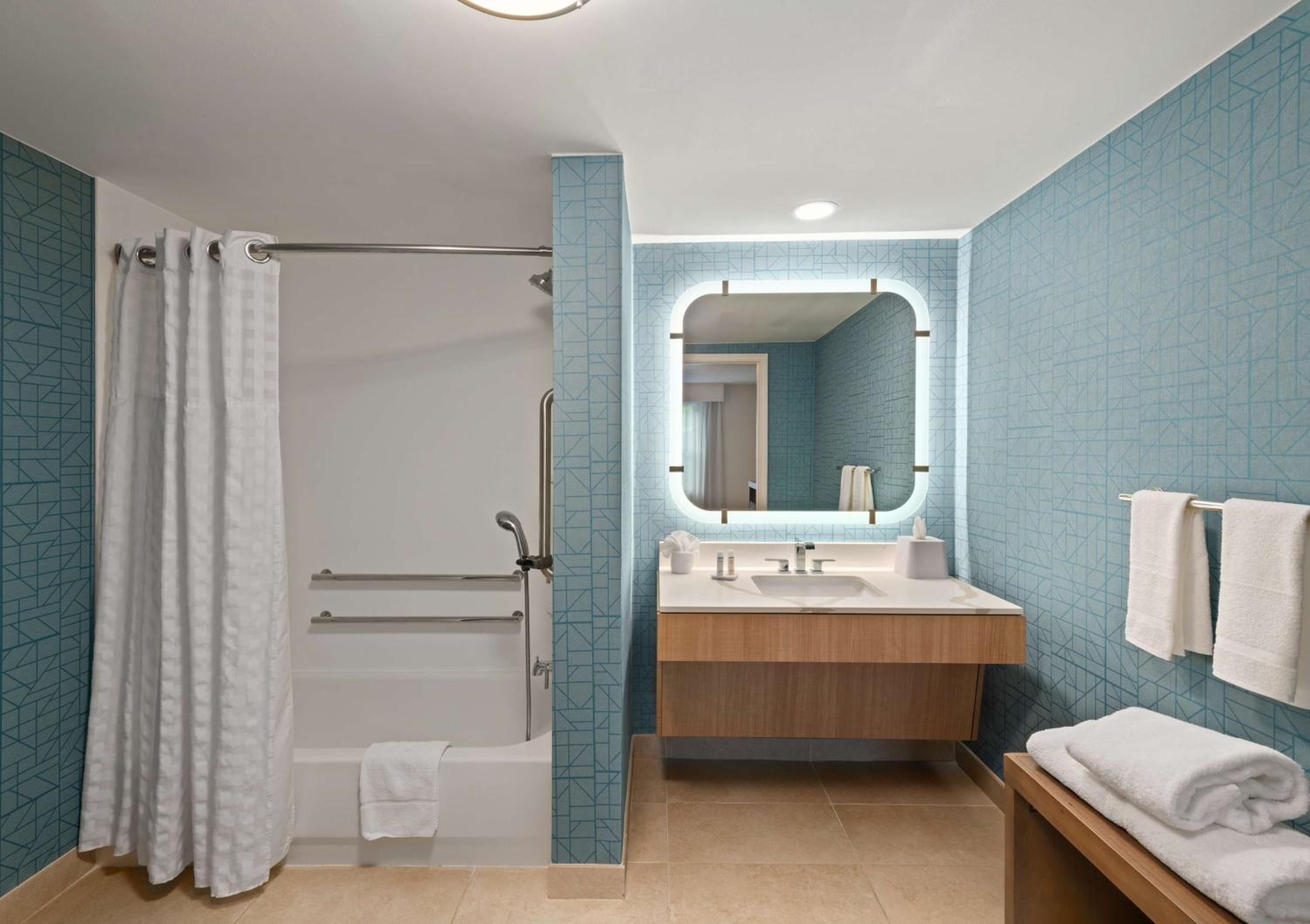 Suite with Two Queen Beds and Tub - Mobility and Hearing Accessible
