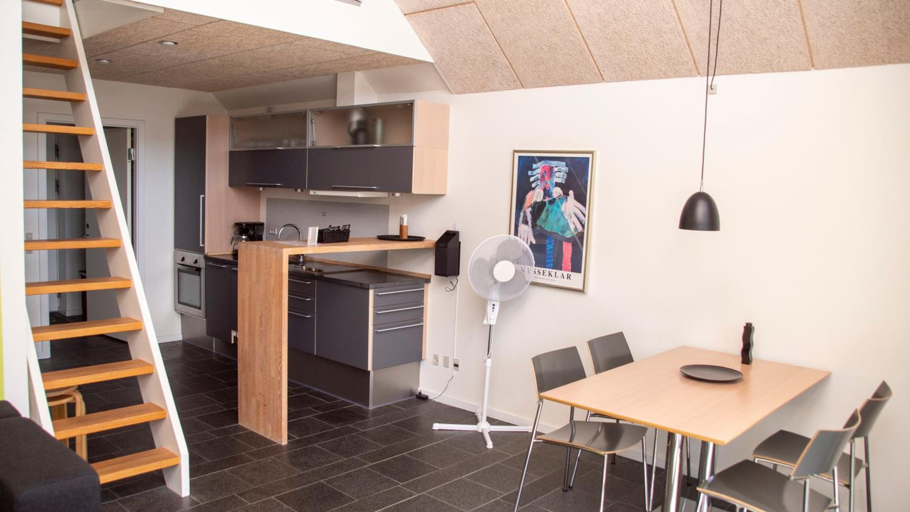  Lejlighed med udsigt til gårdhaven, 1 sal. Med hems. Max 6 pers