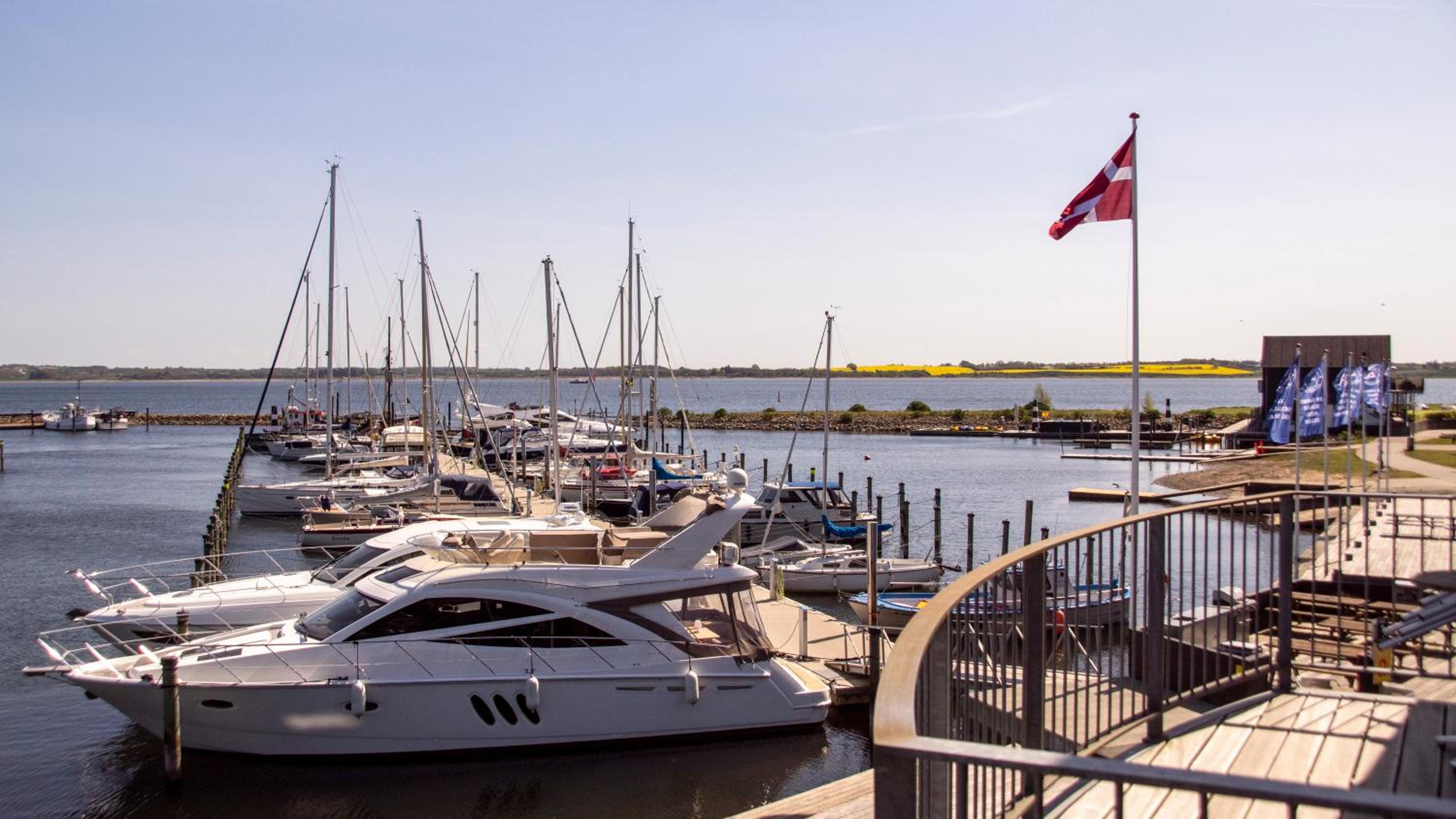 Lejlighed med udsigt til vandet, 1 sal. Med hems. Max 6 pers.