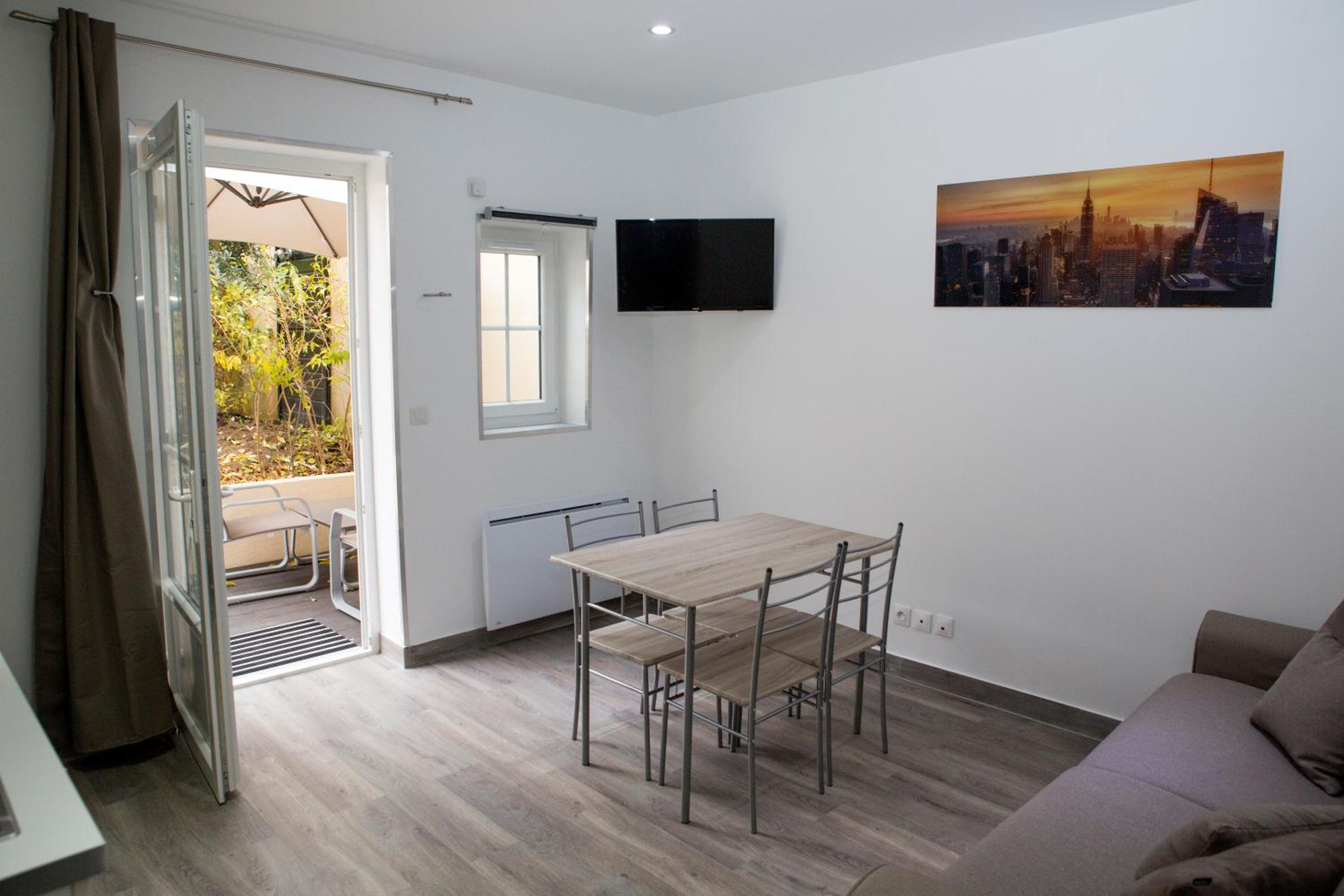 Standing Apartment with Terrace (4 Adults)