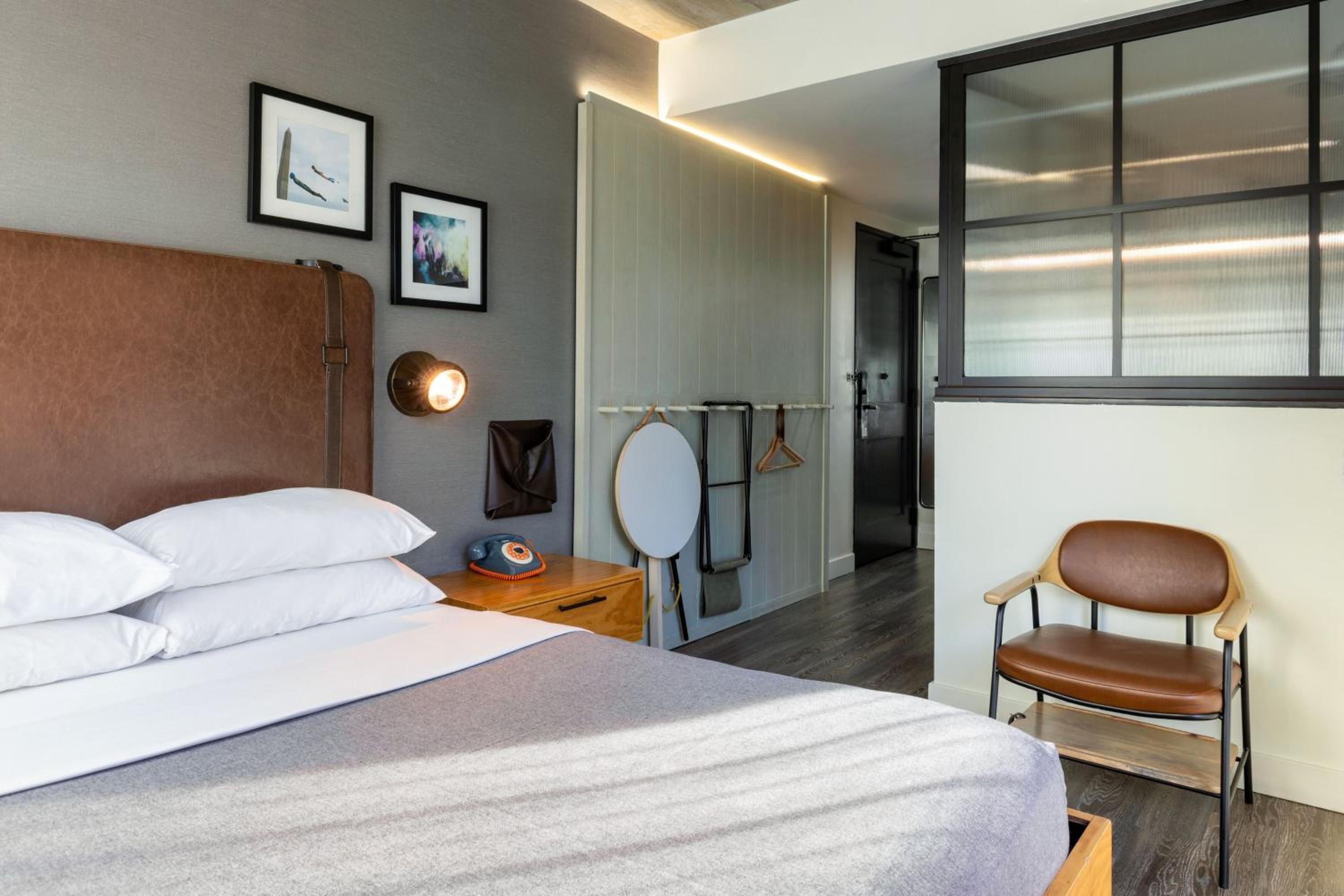 Corner Queen Room with City View