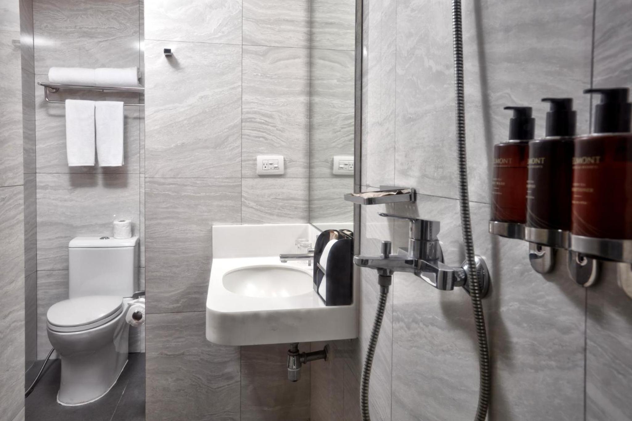 Premier Queen with Rooftop Pool Access