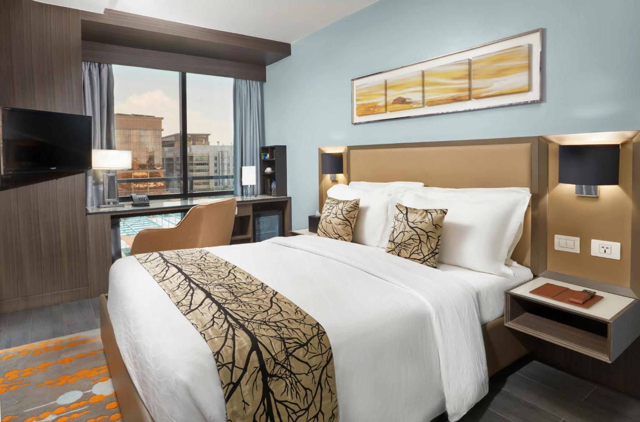 Premier Queen with Rooftop Pool Access