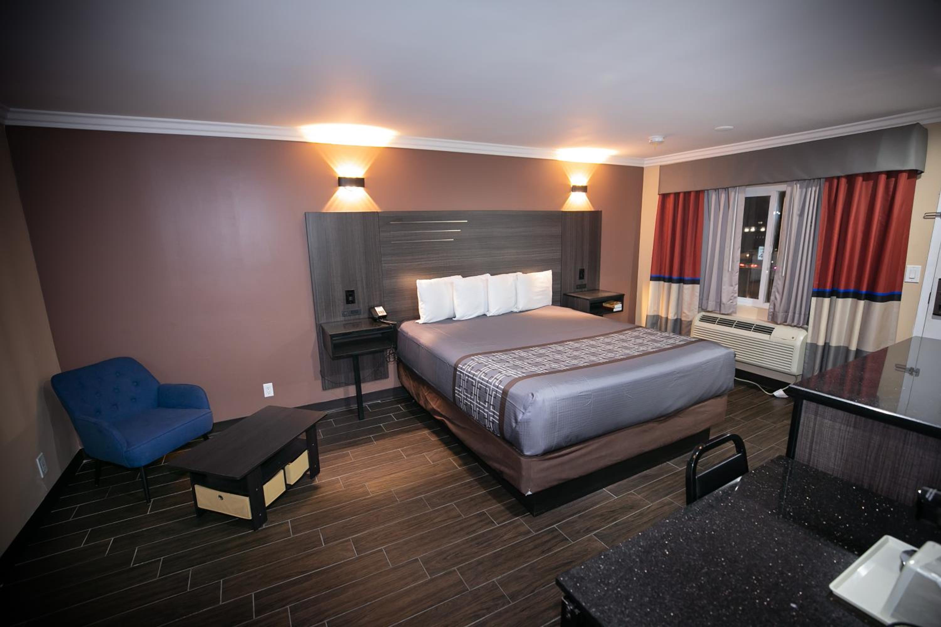 Standard King Room - Non-Smoking 